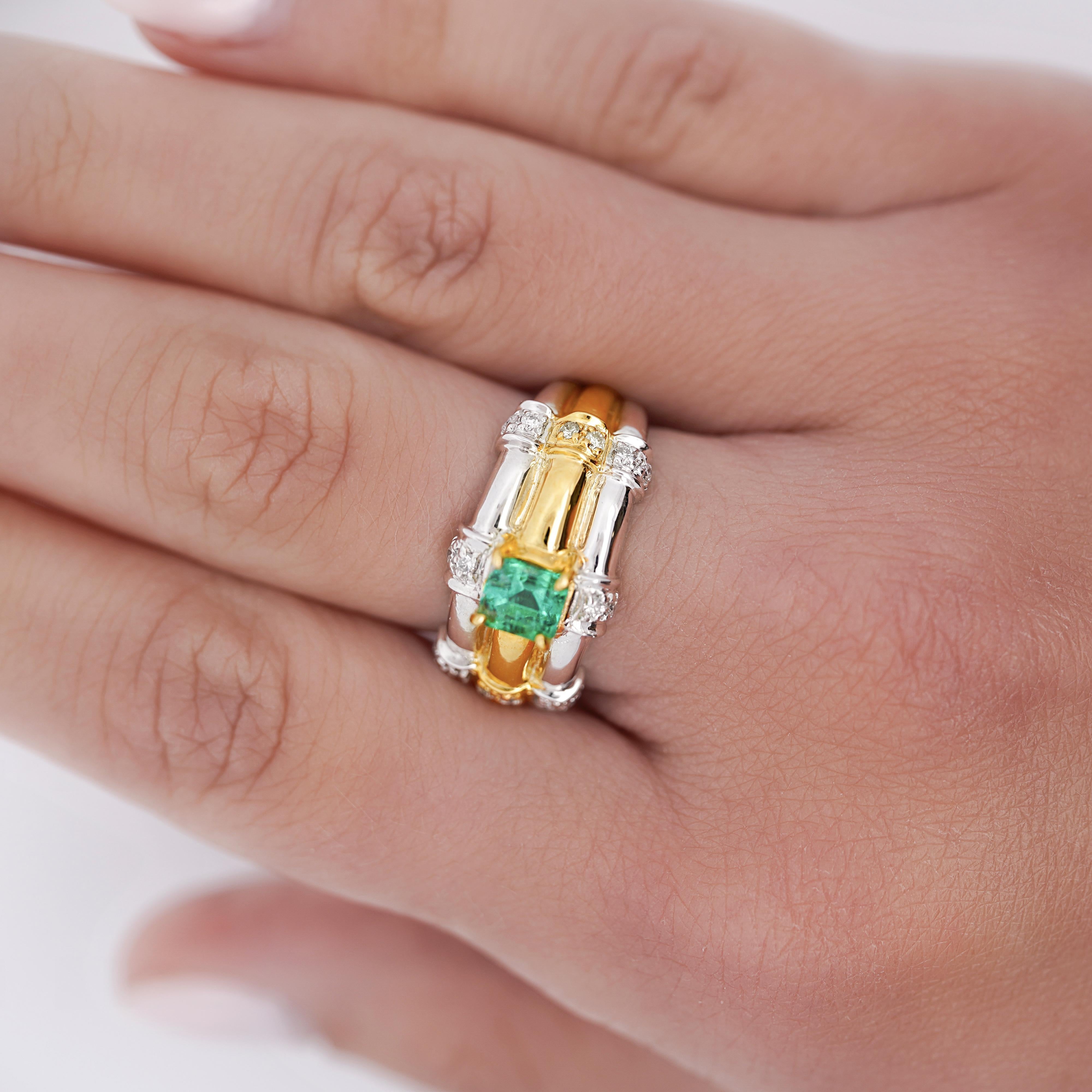 Anillo de Declaración de Esmeralda de 1 Quilate con 16 Piezas de Diamante de Corte Redondo en Platino 950 y Oro Amarillo de 18 K con Vástago Acanalado. Unisex, talla de anillo 8 (ajustable).

Detalles:
Tipo de artículo Anillo de declaración
Metal: