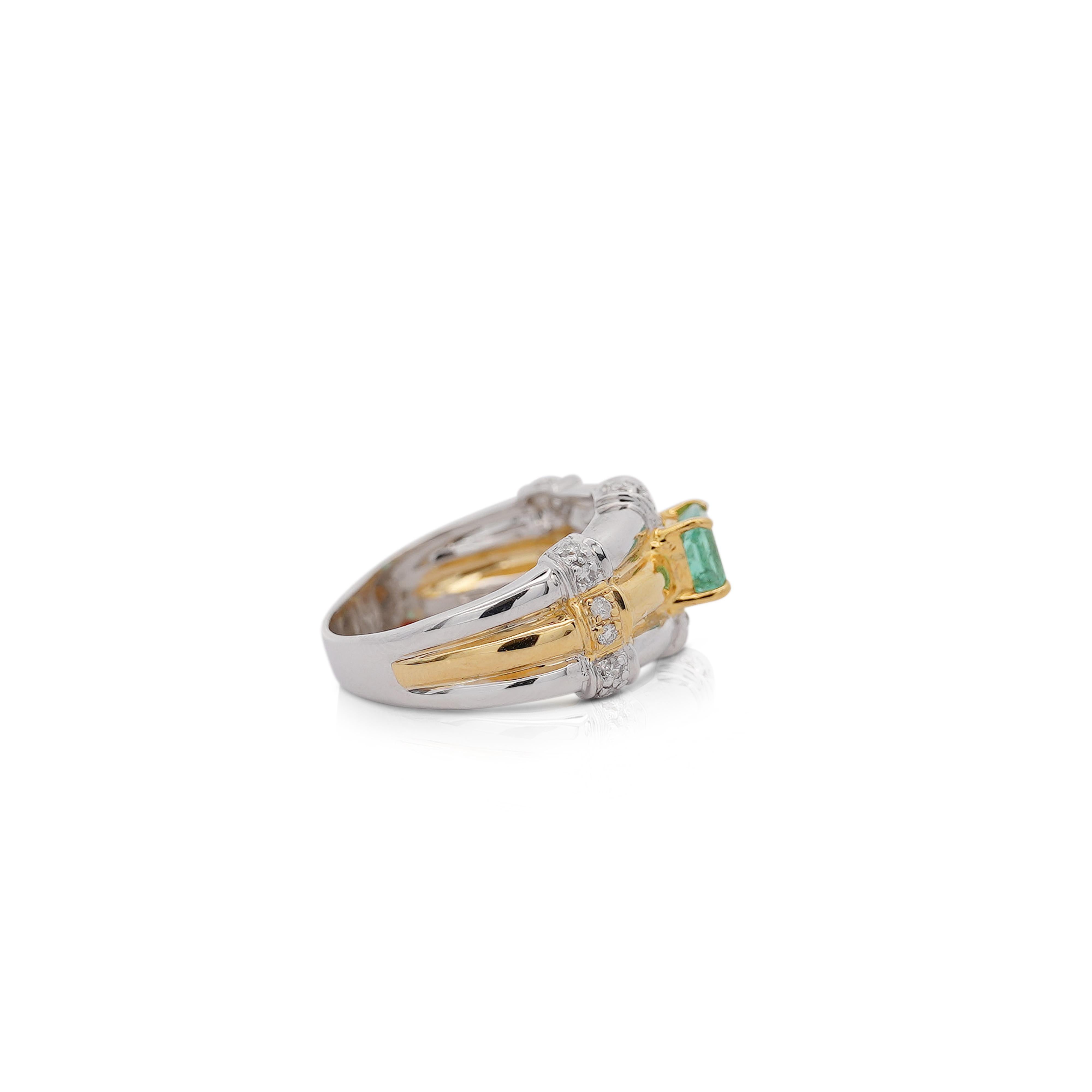 Anillo acanalado de platino y oro de 18 quilates con esmeralda y diamantes talla cuadrada de 1 quilate en Nuevo estado para la venta en Miami, FL