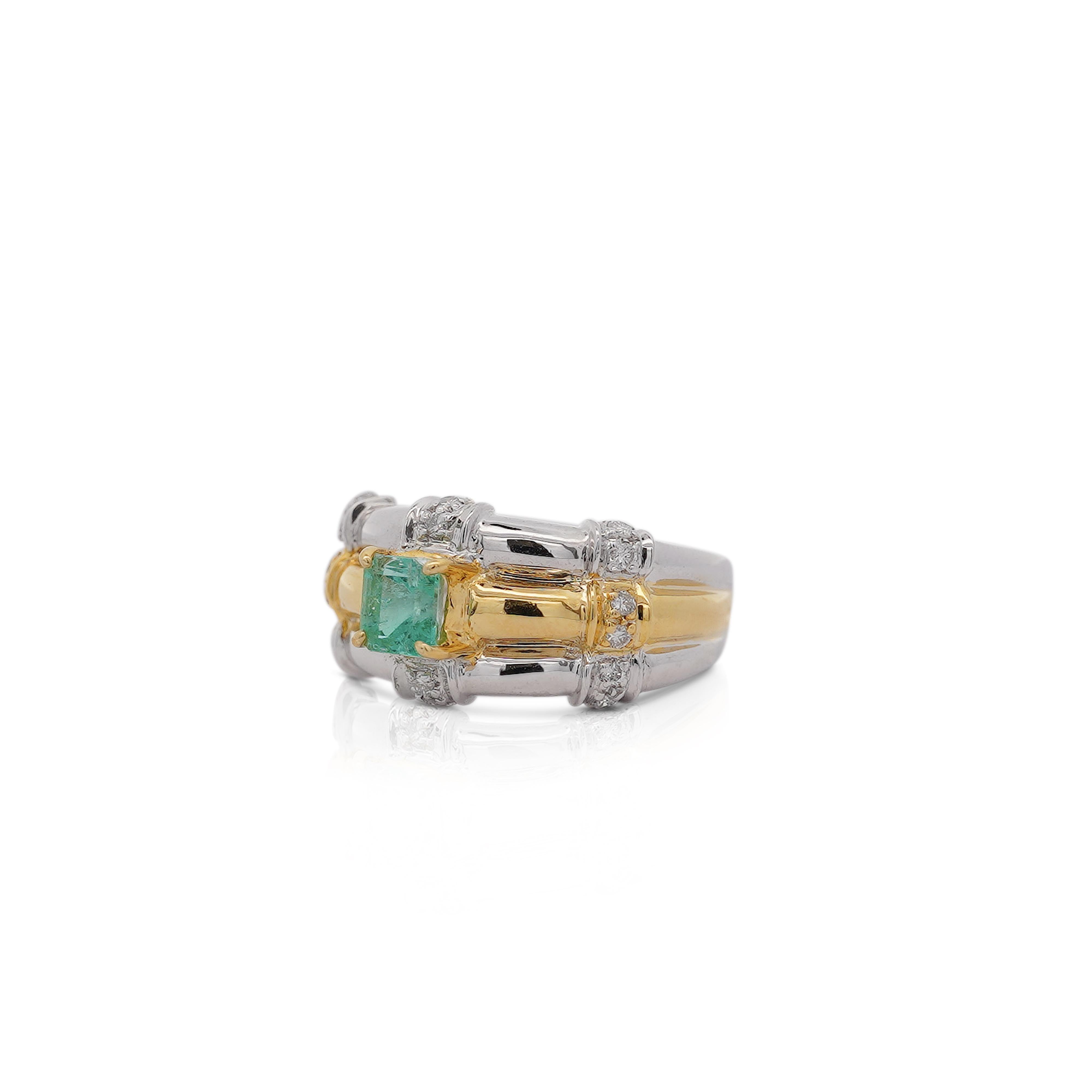 Anillo acanalado de platino y oro de 18 quilates con esmeralda y diamantes talla cuadrada de 1 quilate en venta 1