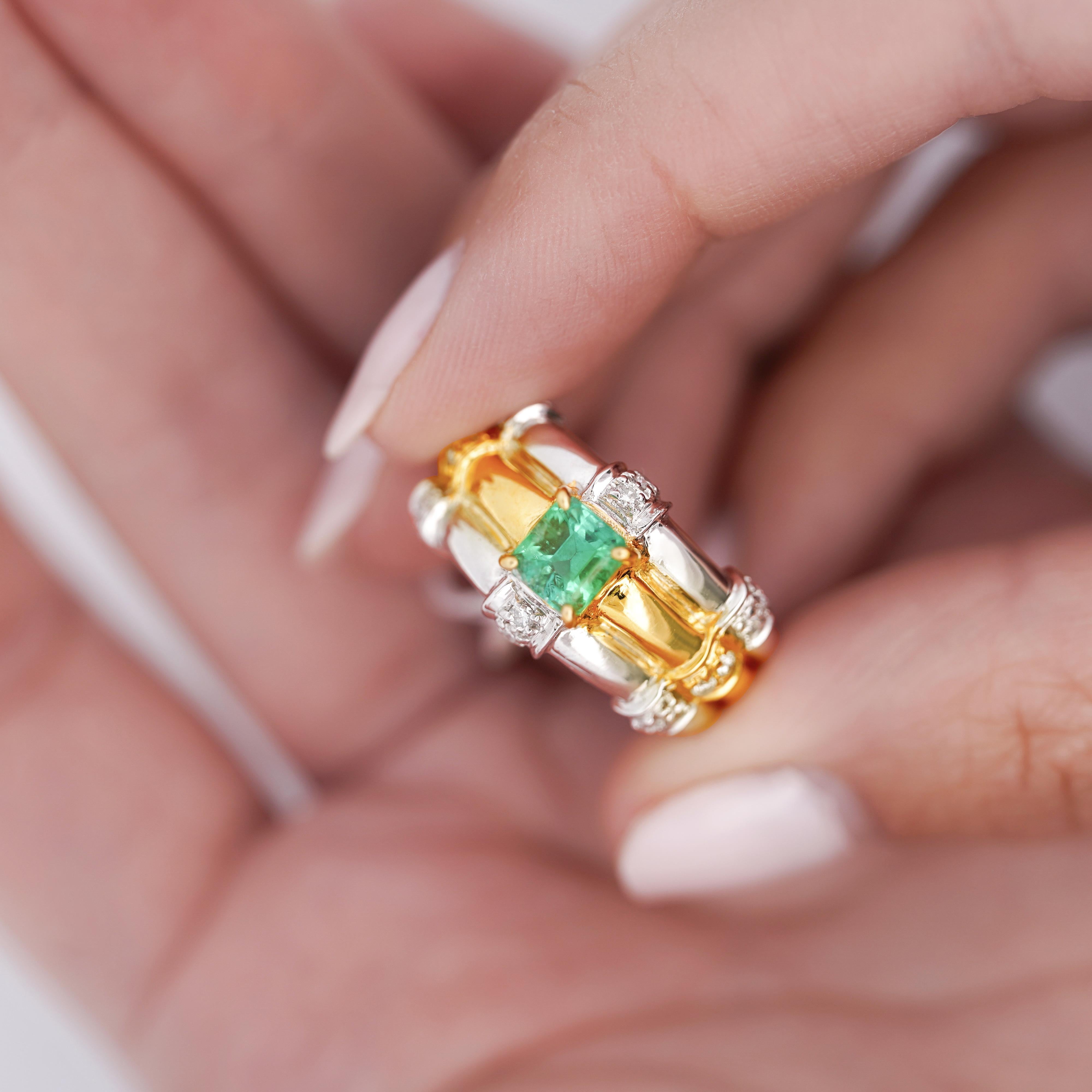Anillo acanalado de platino y oro de 18 quilates con esmeralda y diamantes talla cuadrada de 1 quilate en venta 3