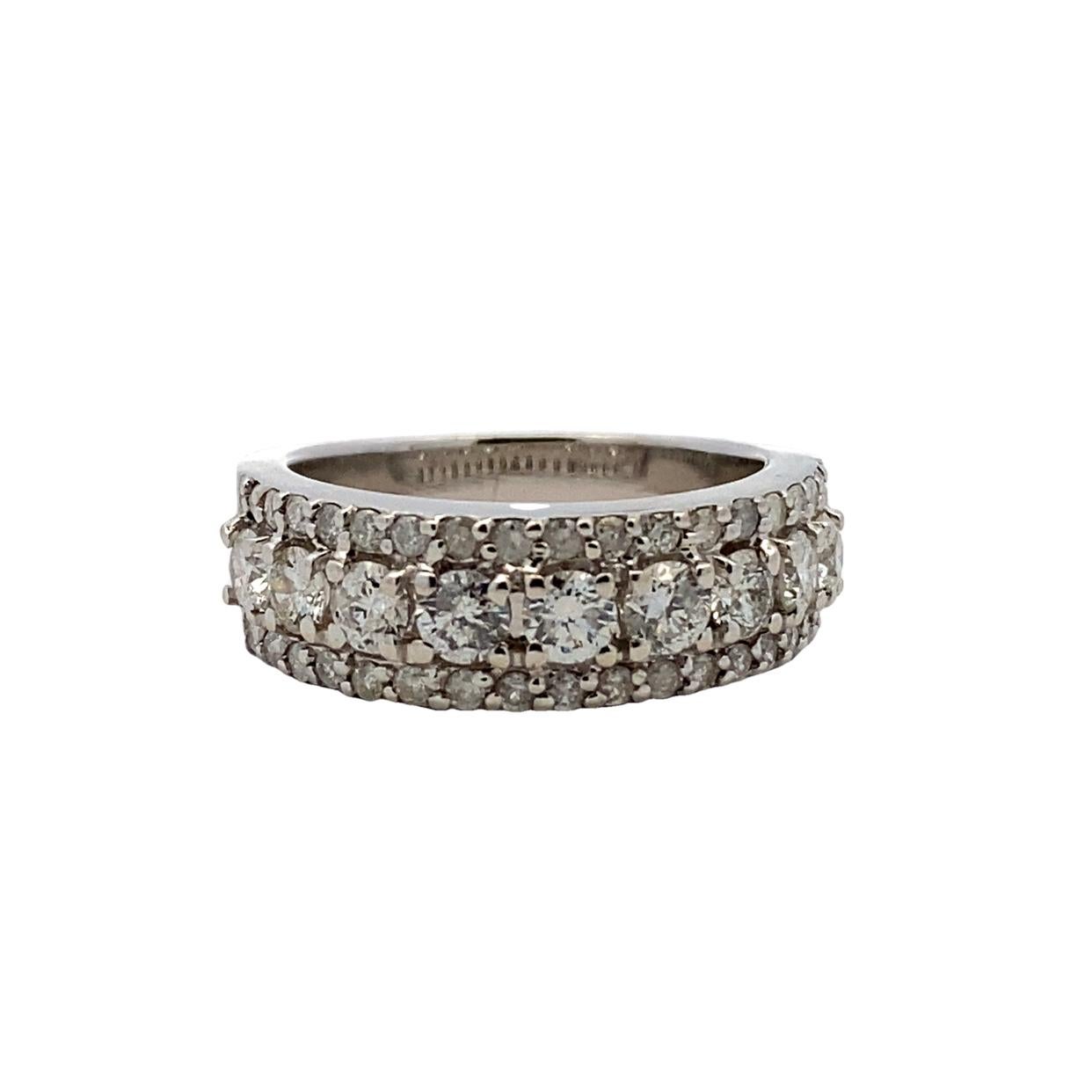 Moderne Bandeau en or blanc 14 carats à trois rangs de diamants de 1 carat The Row en vente