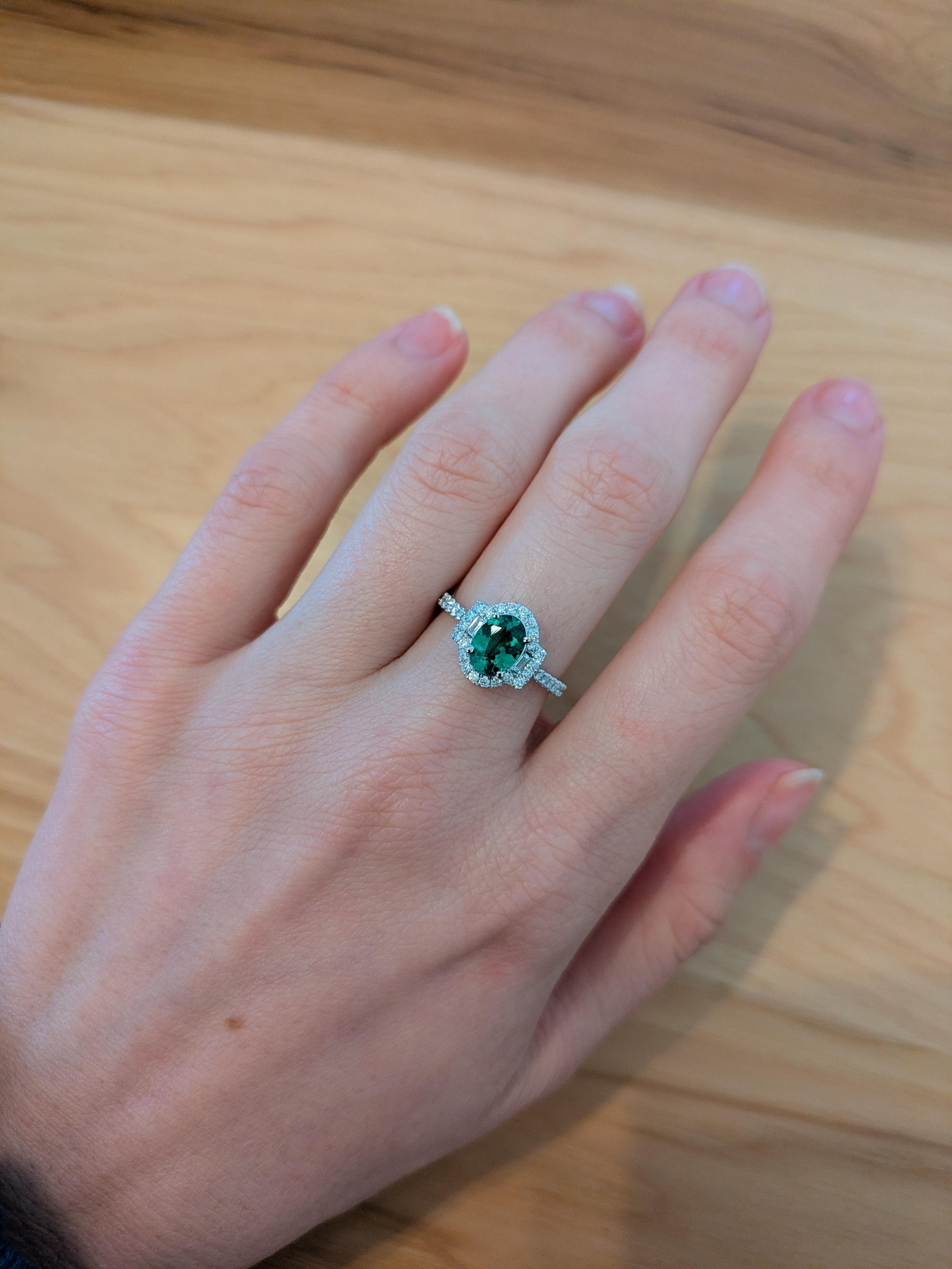 Fai una dichiarazione senza tempo con questo splendido anello con granato Tsavorite da 1 carato, incastonato in oro massiccio 14K e impreziosito da scintillanti diamanti naturali estratti dalla terra. Un pezzo audace ma sofisticato che irradia