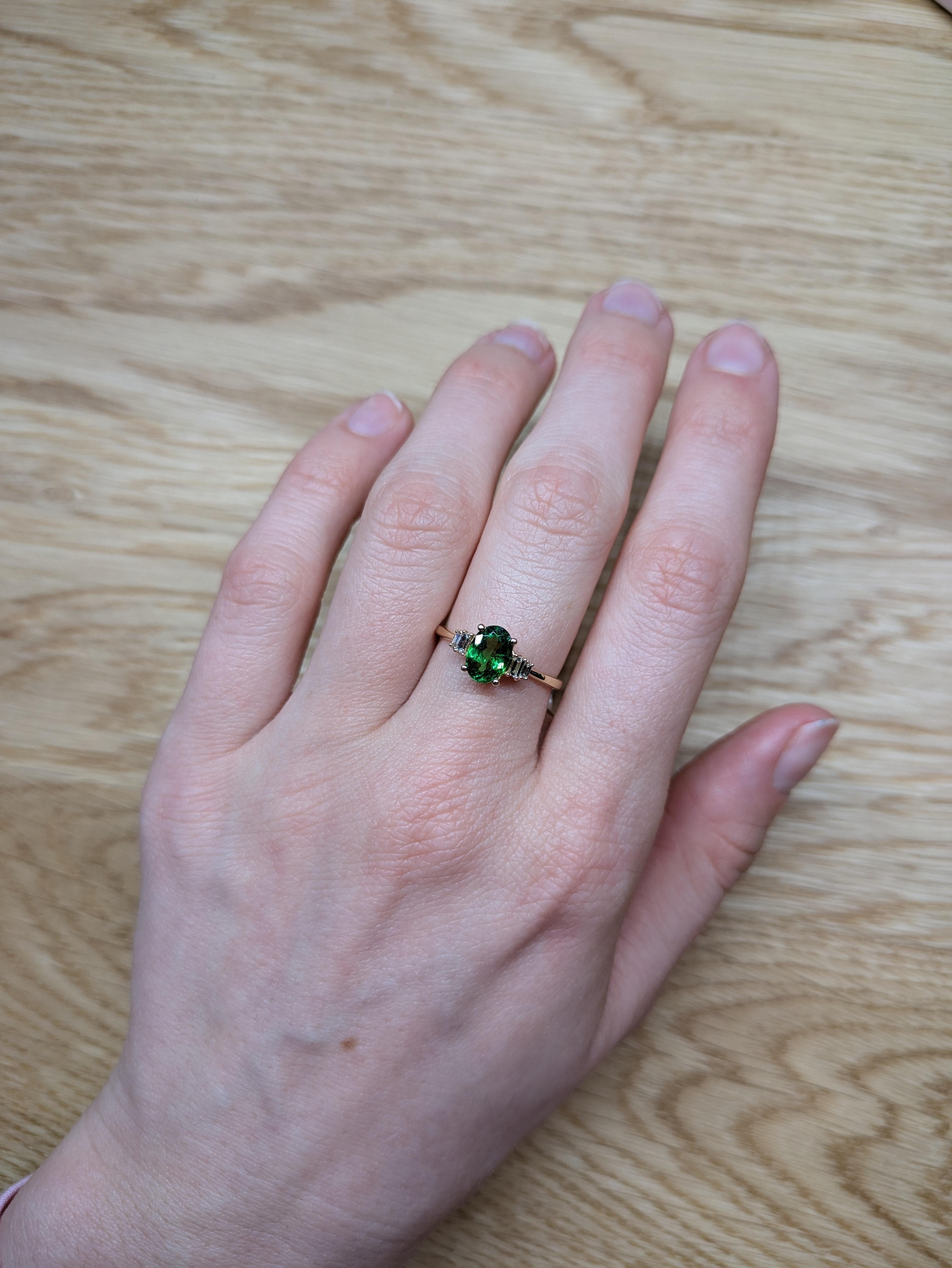 Realizzato in oro massiccio 14 carati, questo anello minimalista mette in mostra un'audace tsavorite ovale da 1 carato, incorniciata da diamanti brillanti estratti dalla terra. Elegante, delicato e raffinato: è un cimelio moderno che può brillare da