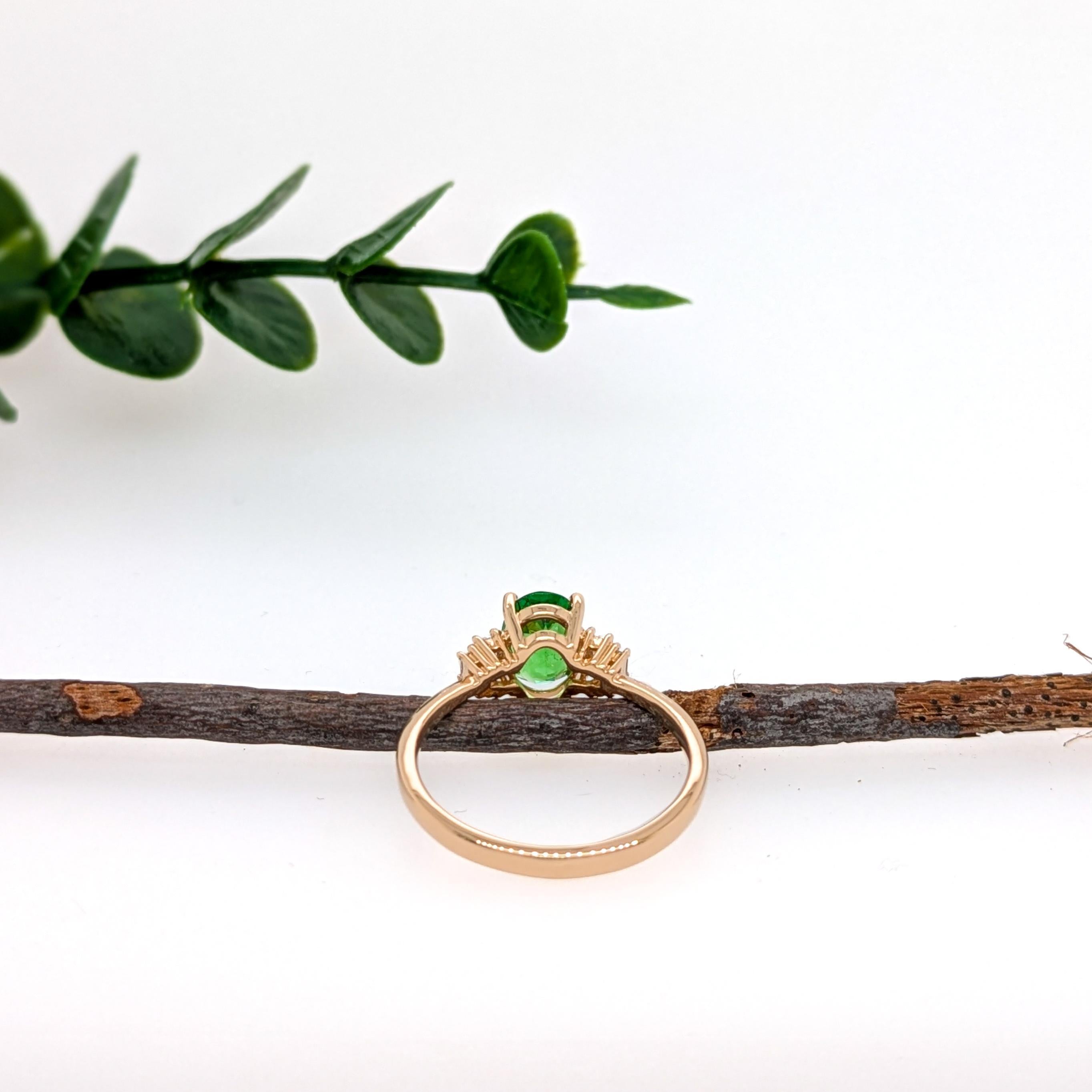 Anello con tsavorite da 1 carato e accenti di diamanti naturali in oro massiccio 14 carati  OV 8x6mm In condizioni Nuovo in vendita a Columbus, OH