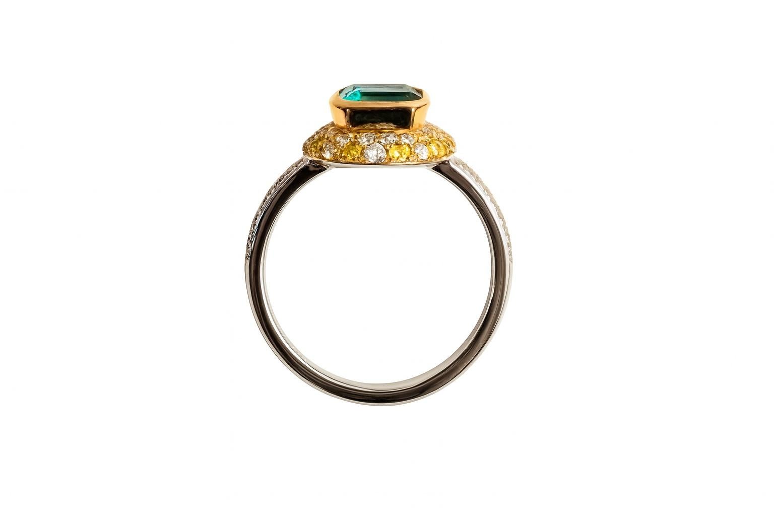 Ottagono Anello di fidanzamento in oro con smeraldo verde vivo da 1 carato, diamante e zaffiro in vendita