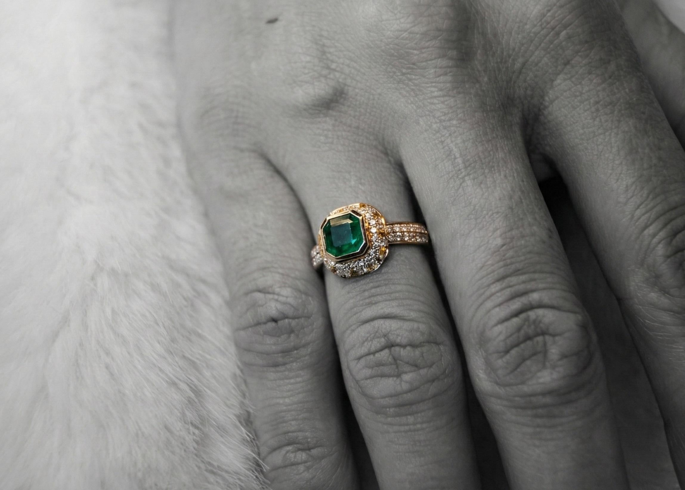 Anello di fidanzamento in oro con smeraldo verde vivo da 1 carato, diamante e zaffiro In condizioni Nuovo in vendita a Kirschweiler, DE