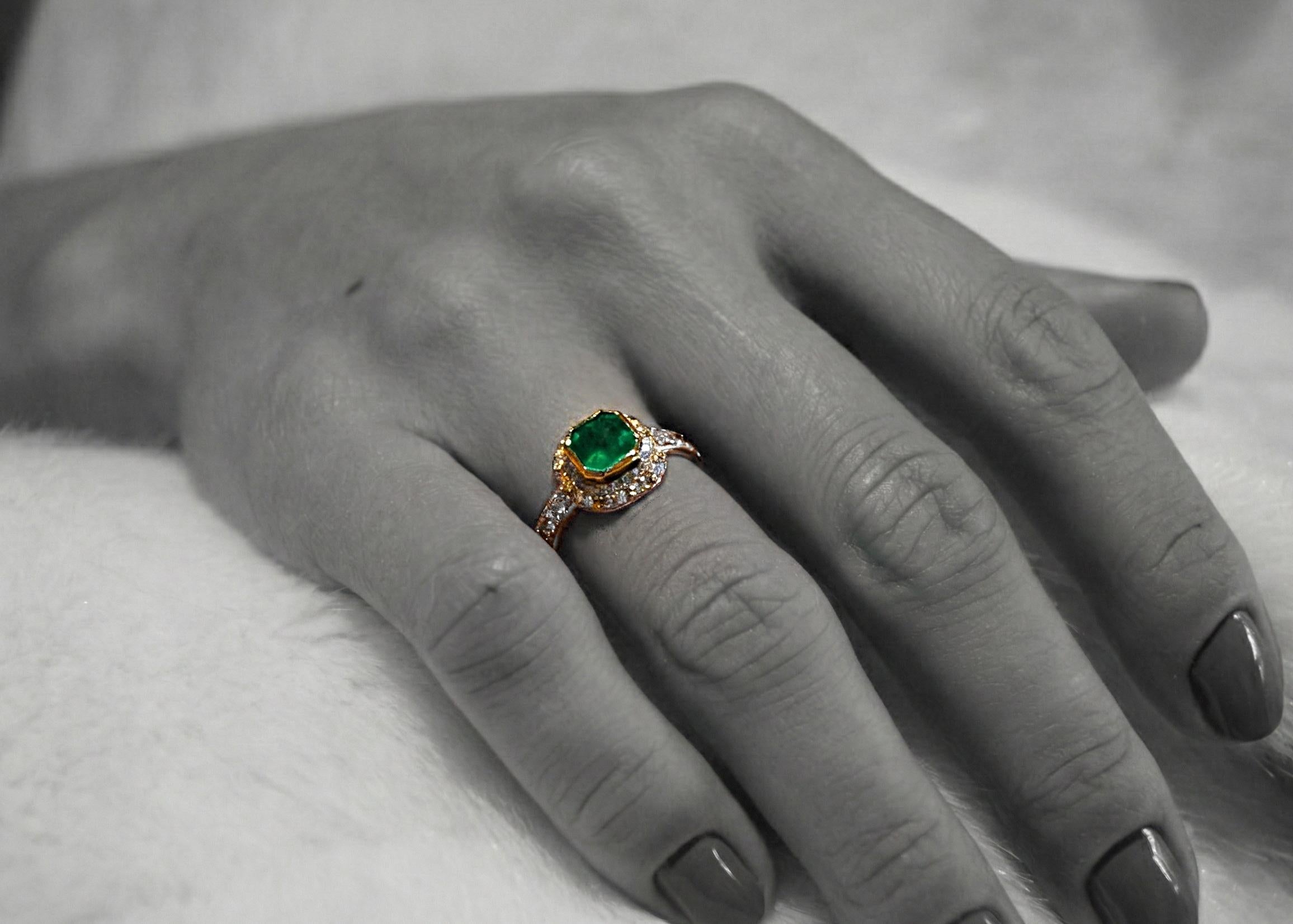 Donna Anello di fidanzamento in oro con smeraldo verde vivo da 1 carato, diamante e zaffiro in vendita