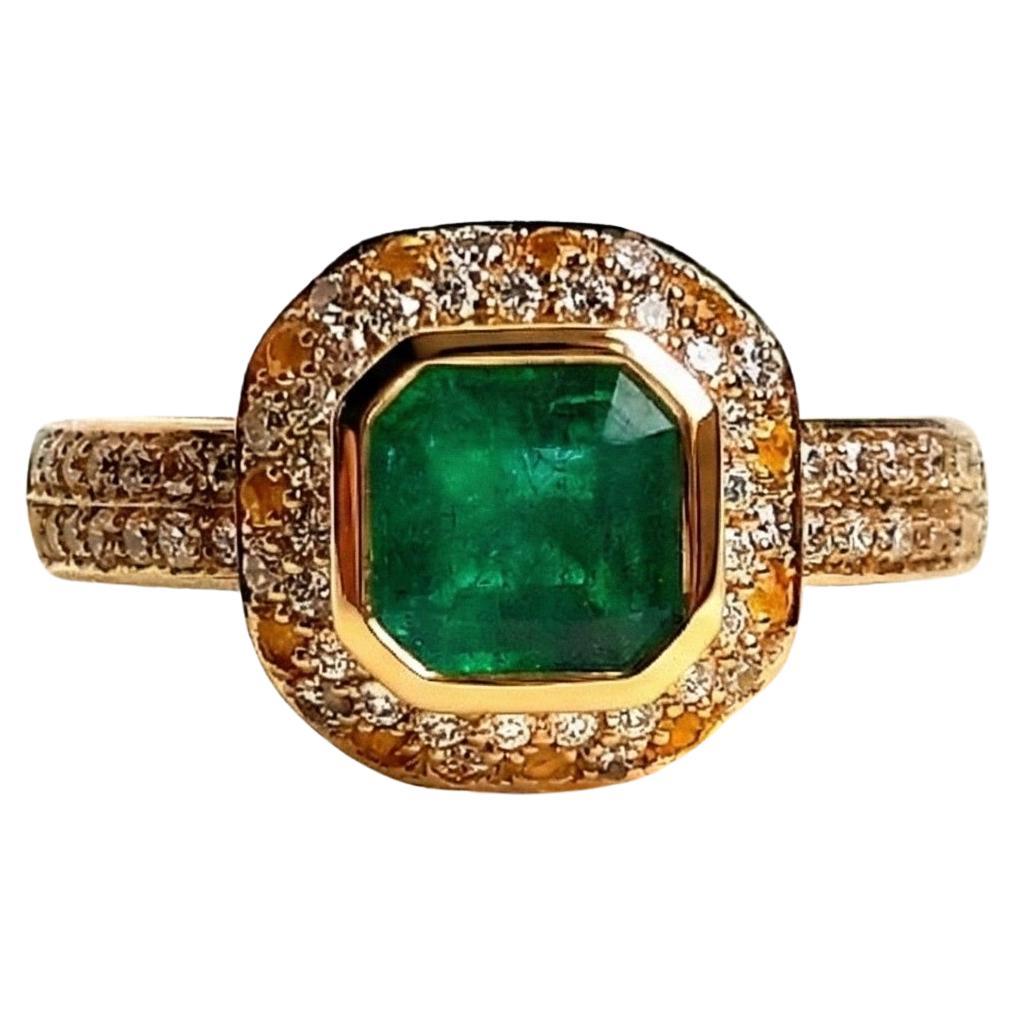 Anello di fidanzamento in oro con smeraldo verde vivo da 1 carato, diamante e zaffiro in vendita