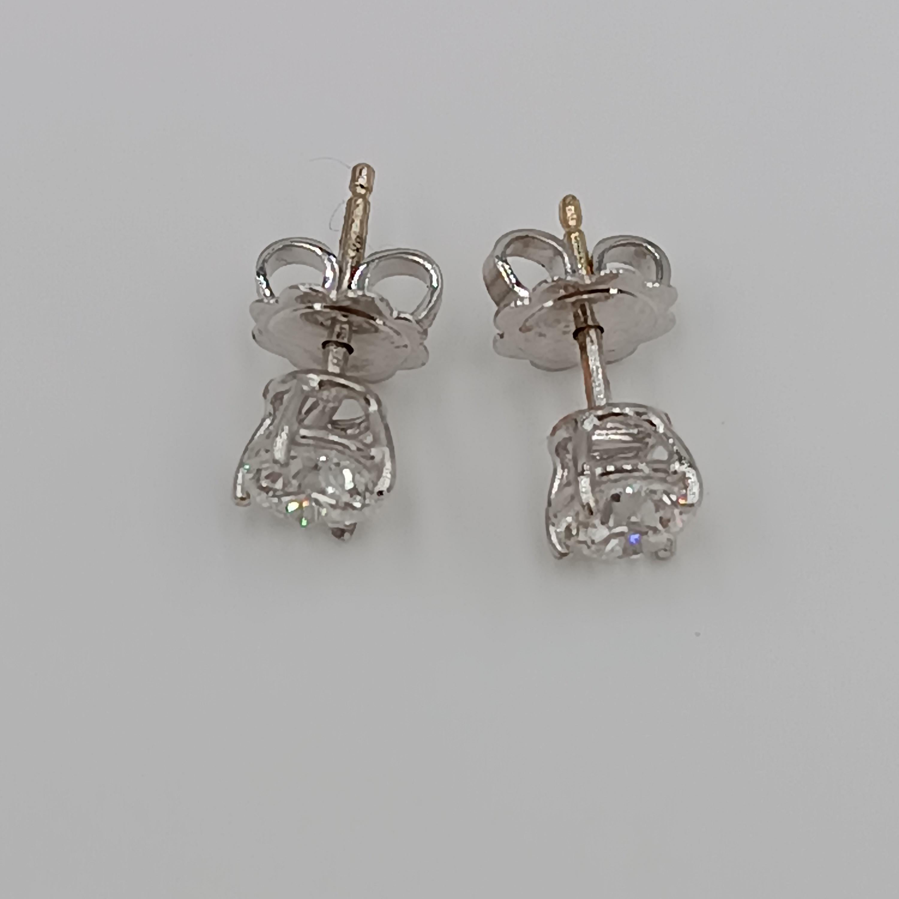 Contemporain boucles d'oreilles or blanc 1 carat VS G Colour Diamond Light Point Stud en vente