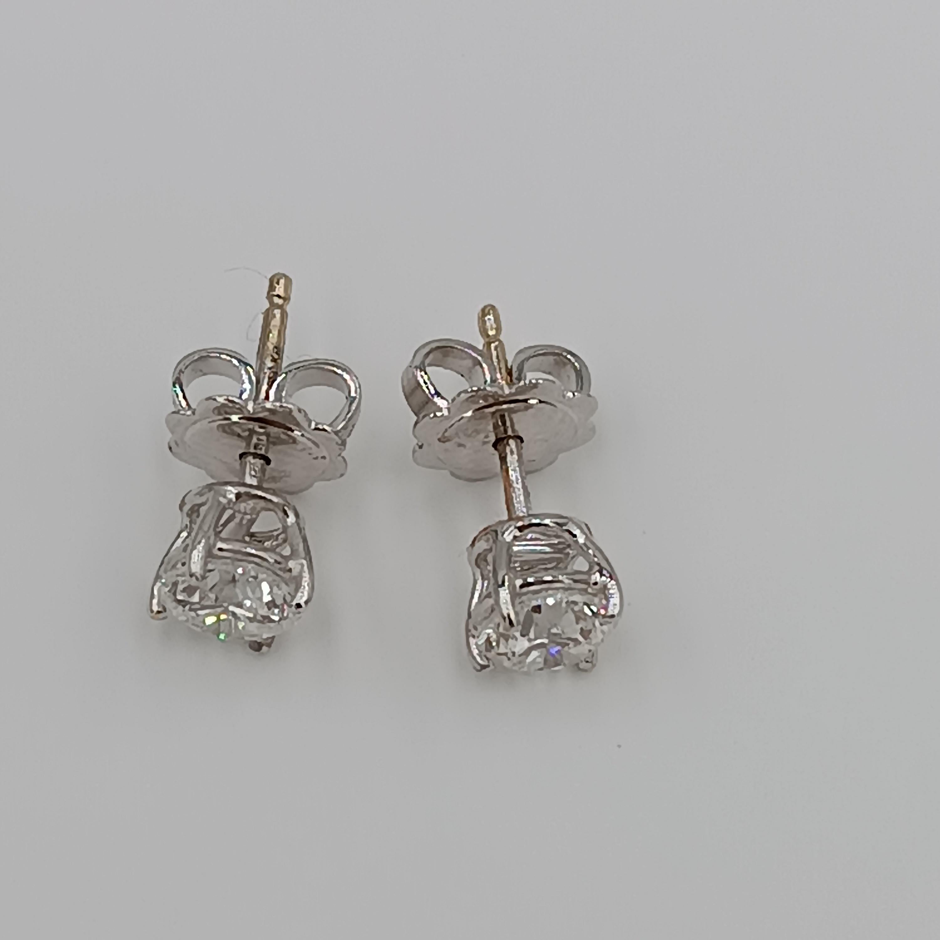 Taille brillant boucles d'oreilles or blanc 1 carat VS G Colour Diamond Light Point Stud en vente