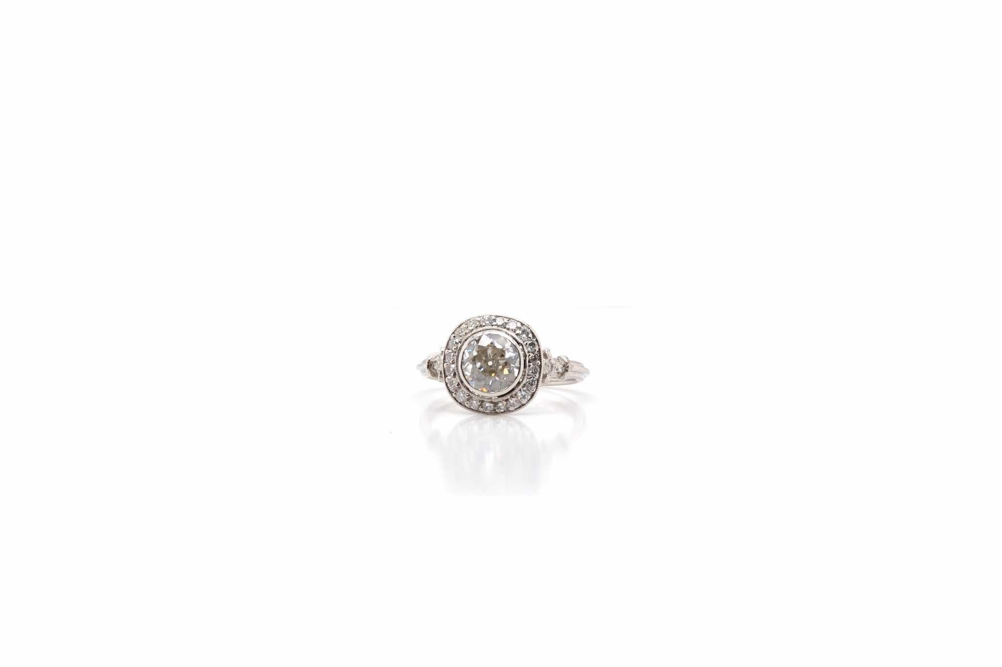 Stones: Old cut diamond of 1 carat VS/J
and surrounded by diamonds with a total weight of 0.38 carats
Material: Platinum
Dimensions: 9mm length on finger
Weight: 4.1g
Size: 52.5 (free sizing)
Certificate
Ref. : 23325 - 24904