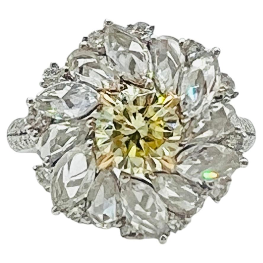 Anello a forma di fiore con diamanti gialli e bianchi da 1 carato, in oro giallo 18 carati e platino