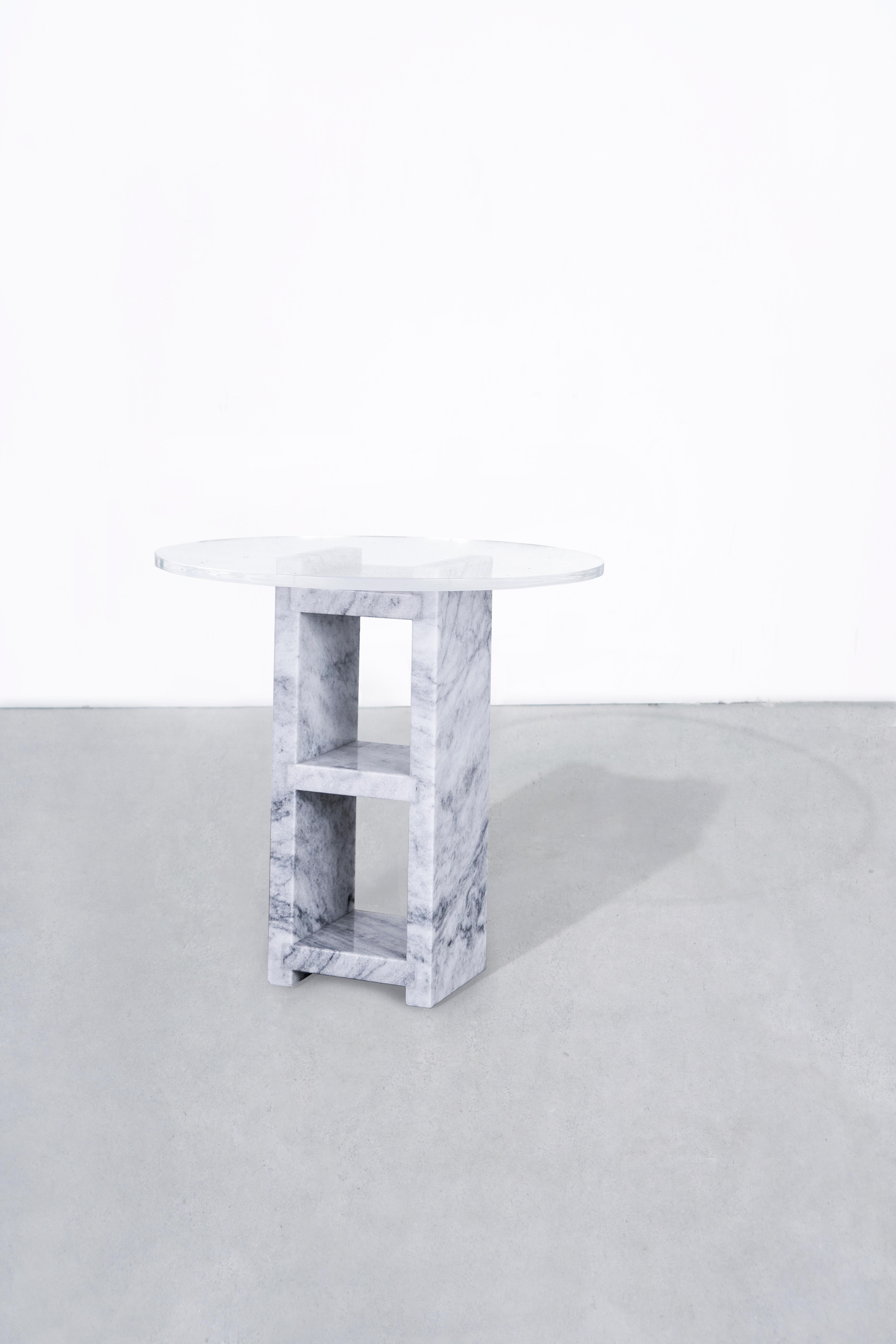Beschreibung:
1 Wasserstrahlgeschnittener, handpolierter Carrara-Marmorblock, der eine Tischplatte aus gehärtetem Glas trägt.
Starphire-Glasplatte.
Modular.
Auf Bestellung in NYC hergestellt.

Abmessungen
Schlackenblock Länge