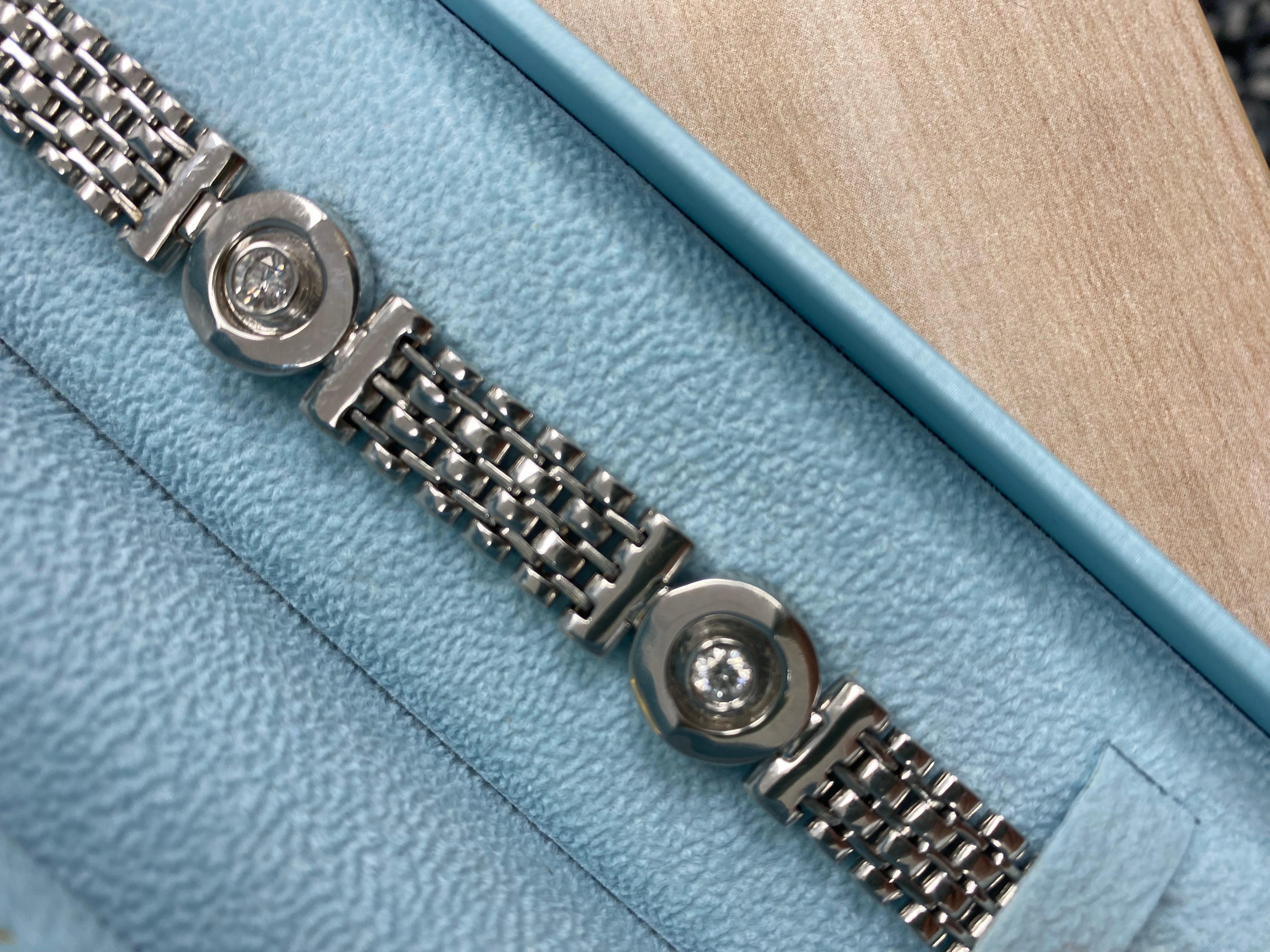 Esta sofisticada pulsera de diamantes para hombre presenta eslabones flexibles adornados con 4 diamantes incoloros brillantes redondos en engaste biselado, con un total de 1 quilate de color F/G y claridad SI/I. Fabricado en oro blanco macizo de 14