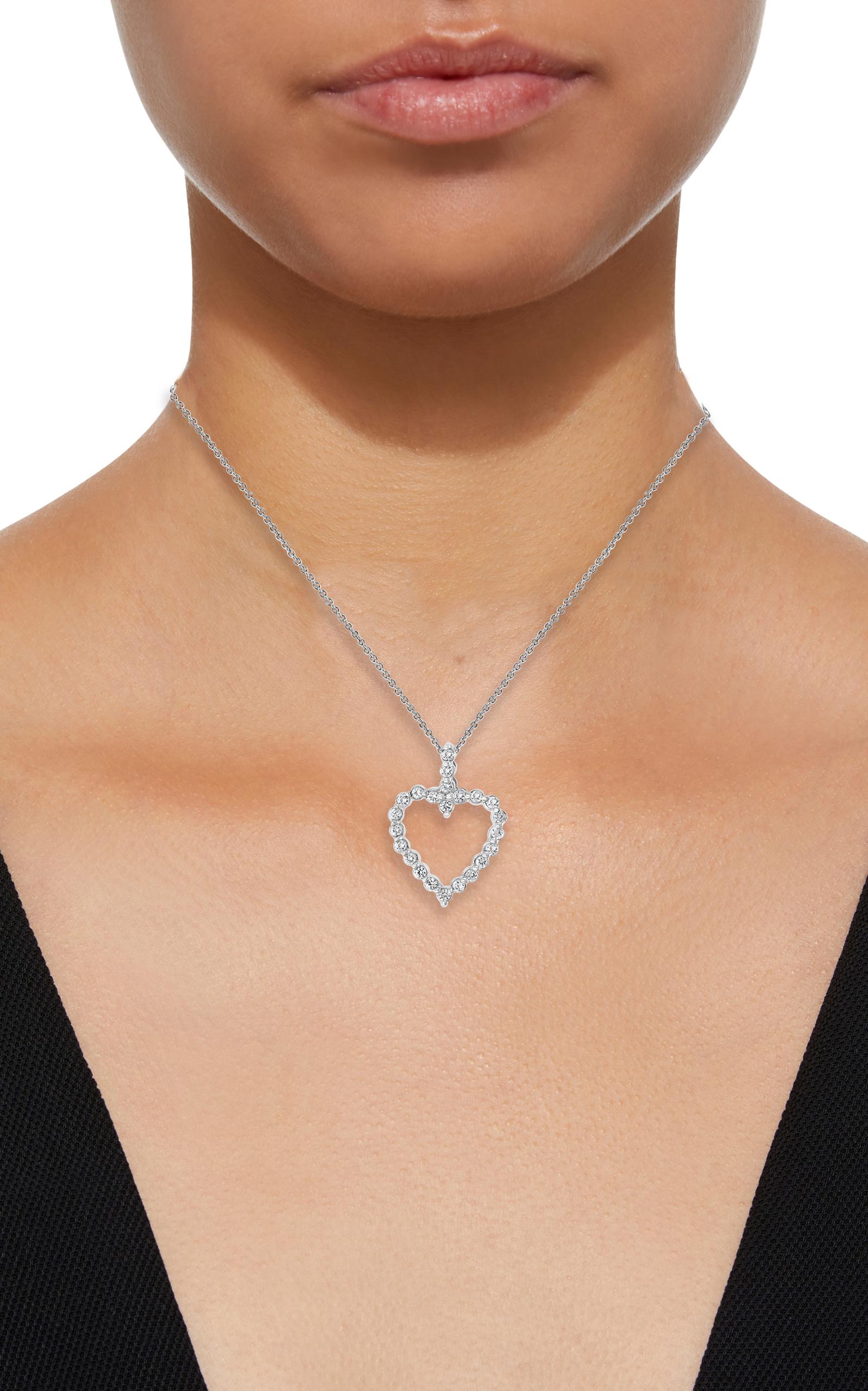 Taille ronde Pendentif/collier en forme de coeur en diamant de 1 carat en or blanc 14 carats avec chaîne en vente