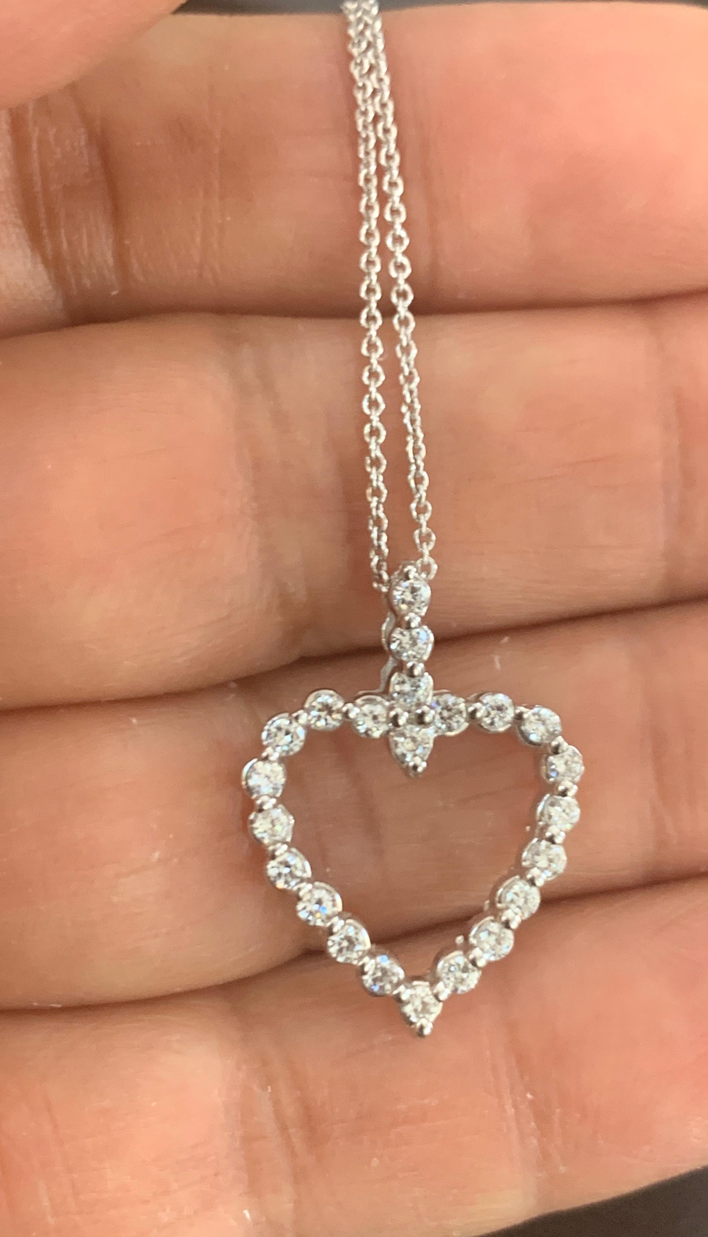 Pendentif/collier en forme de coeur en diamant de 1 carat en or blanc 14 carats avec chaîne Pour femmes en vente