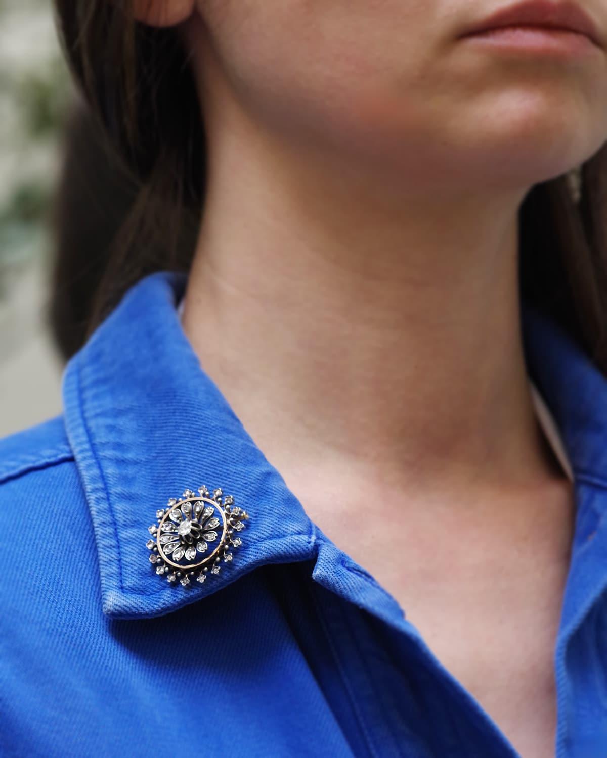 Victorian 1 ct diamonds brooch, victorian circular brooch in 18k gold and silver For Sale