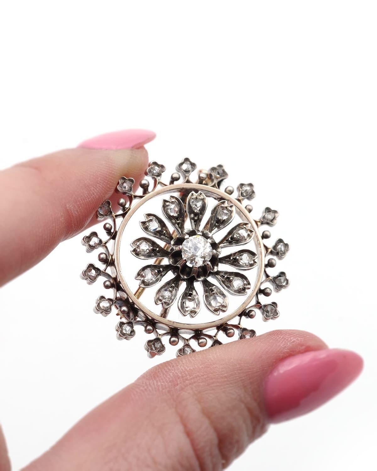 1 ct diamonds brooch, victorian circular brooch in 18k gold and silver In Good Condition For Sale In PARIS, FR