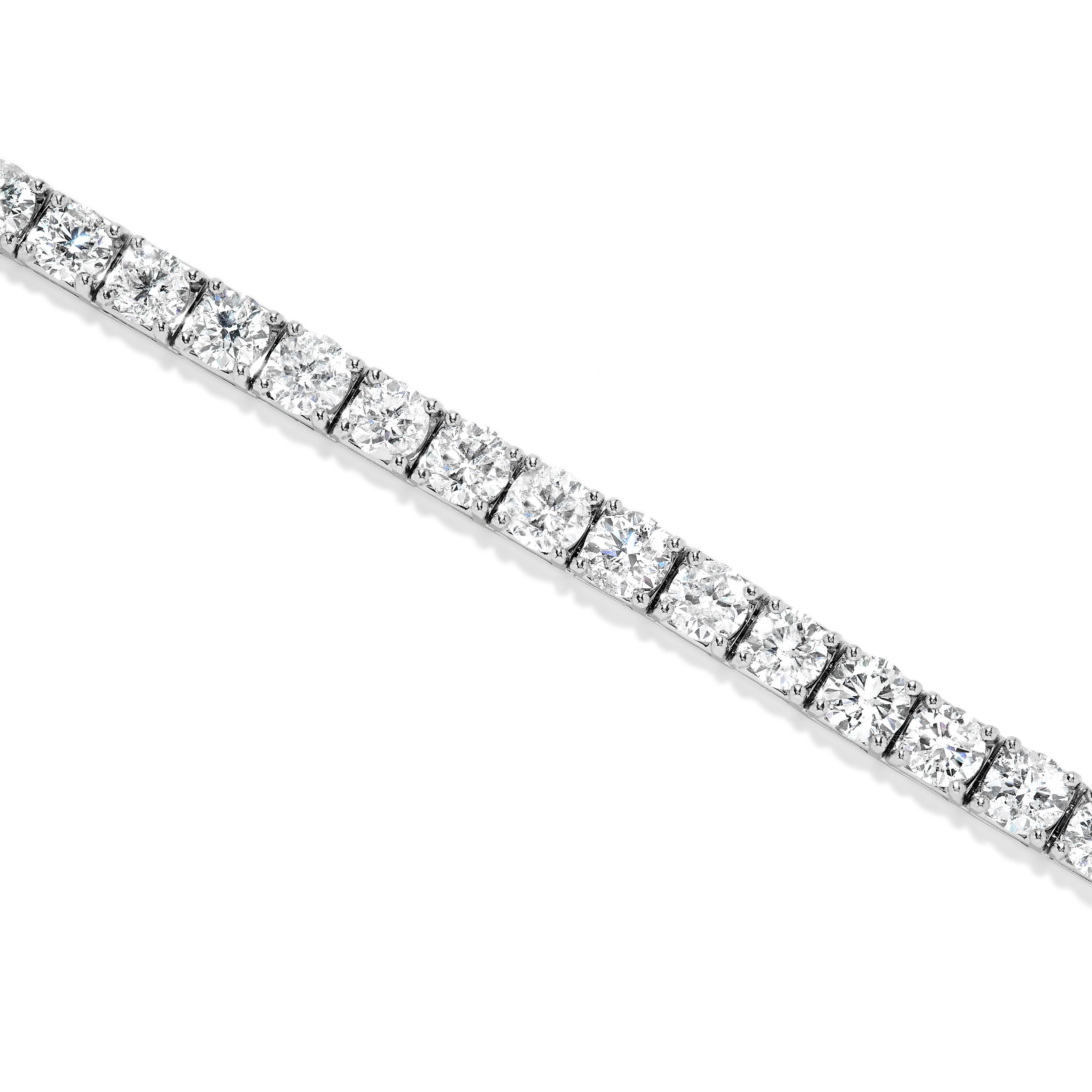 Straight Line Platinum bracelet with 25 round diamonds with a total weight of 26.10 carats.
Approximately G - H Color and I1 - I2 clarity. Completely clean to the eye
7 inches long - 46 grams 