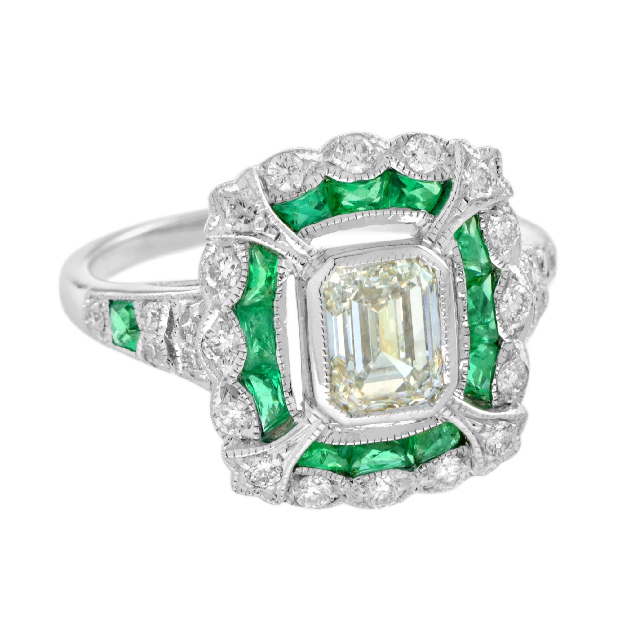 Dieser Ring im Art-Déco-Stil ist mit einem hellen und funkelnden Diamanten im Smaragdschliff der Farbe L und der Reinheit VVS2 versehen. Um sie herum reihen sich Smaragde im französischen Schliff und funkelnde runde Diamanten, die für viel Farbe und