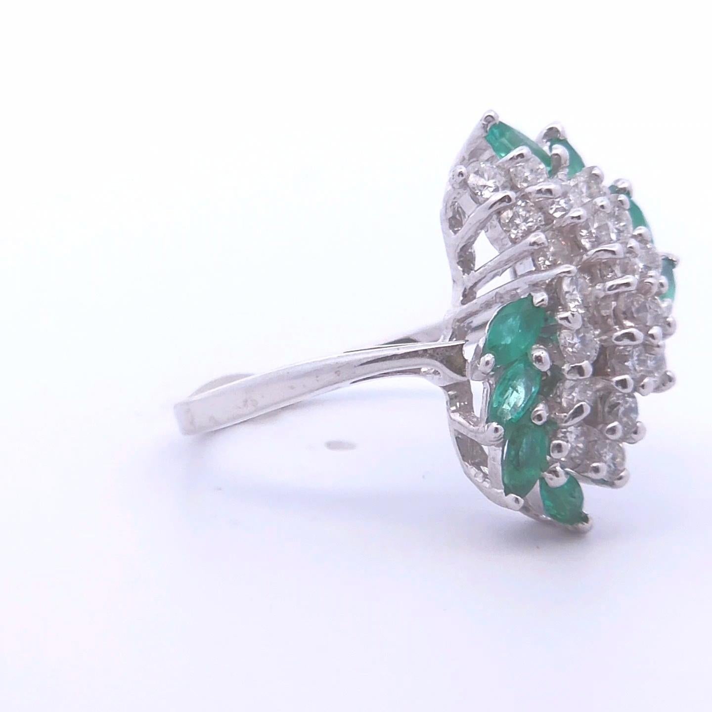 Luxus, zum richtigen Preis.

Dieser einzigartige Ring hat ein Gesamtgewicht von 2.21 Karat. In der Mitte befindet sich ein Cluster aus runden Diamanten von insgesamt 1,30 Karat. Um den Diamantencluster herum sind 1,30 Karat Smaragde im