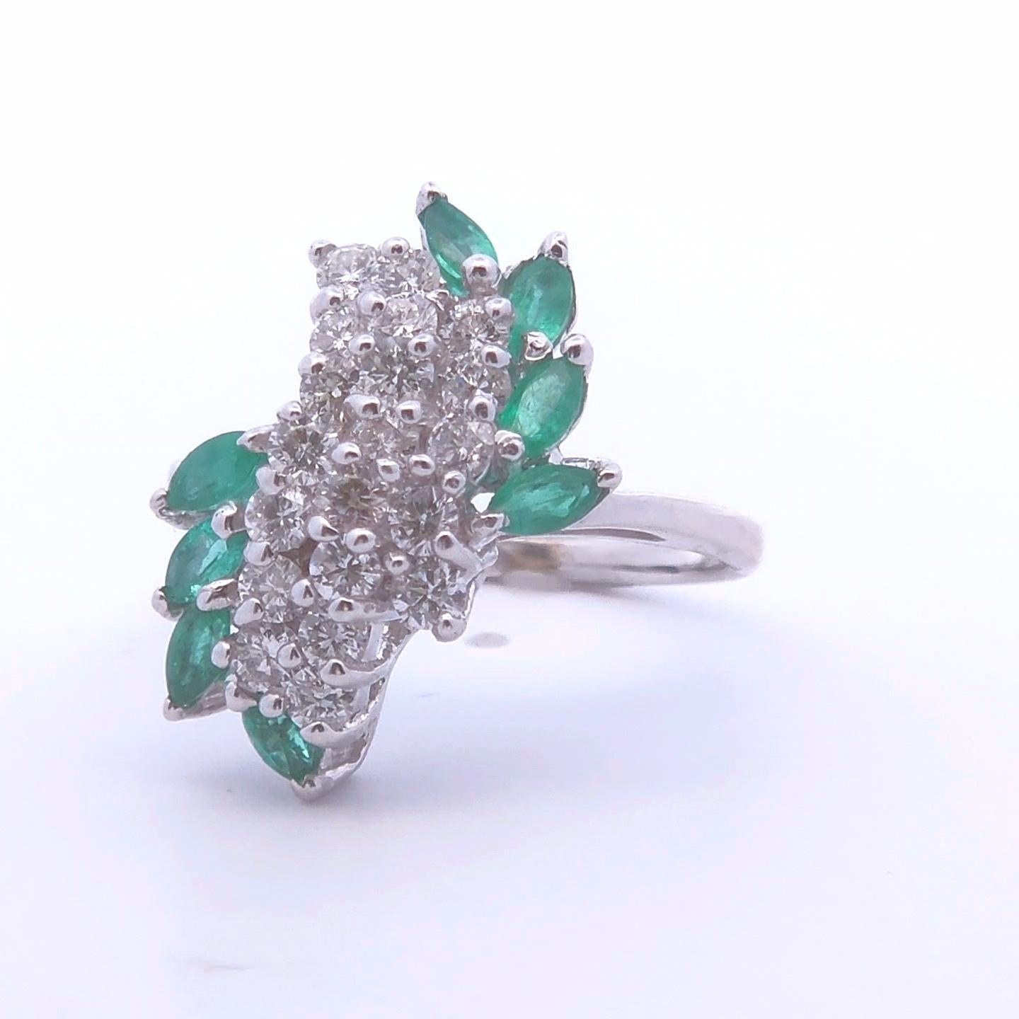 1 Karat Smaragd-Diamantring aus 14 Karat Gold im Zustand „Neu“ im Angebot in Tustin, CA