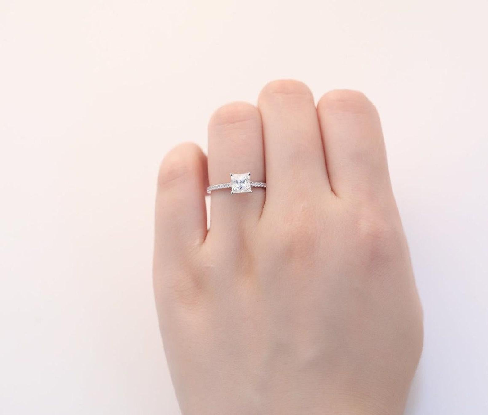 Art Déco Anello di moissanite con taglio a principessa da 1 CT  Anello solitario in argento 925 per donna. in vendita