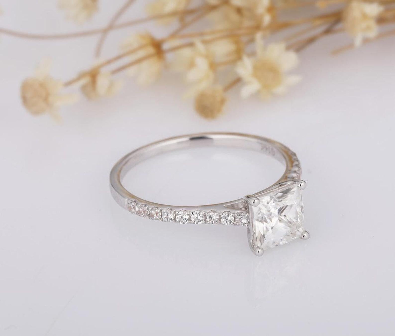 Anello di moissanite con taglio a principessa da 1 CT  Anello solitario in argento 925 per donna. in vendita 2