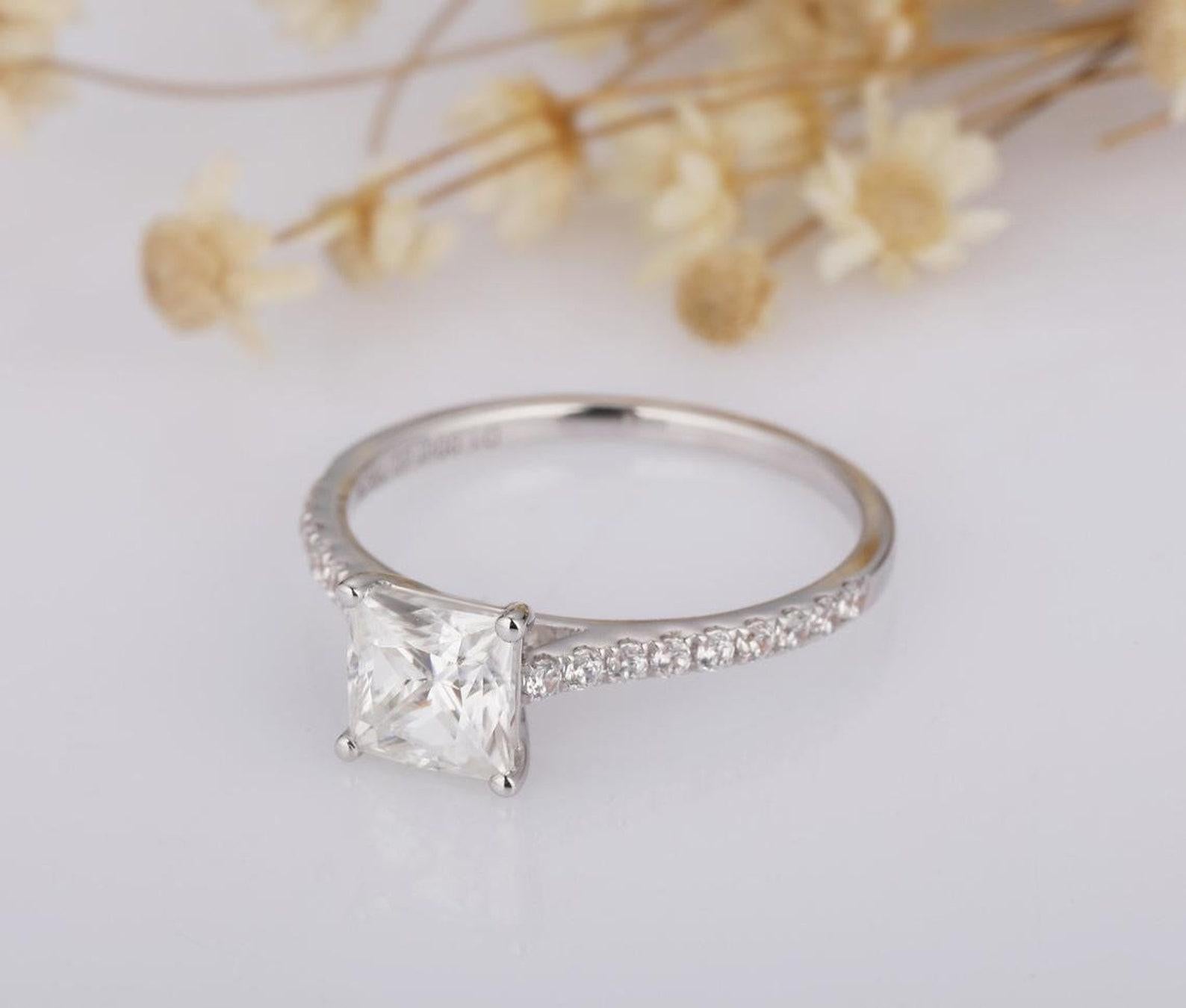 Anello di moissanite con taglio a principessa da 1 CT  Anello solitario in argento 925 per donna. in vendita 3