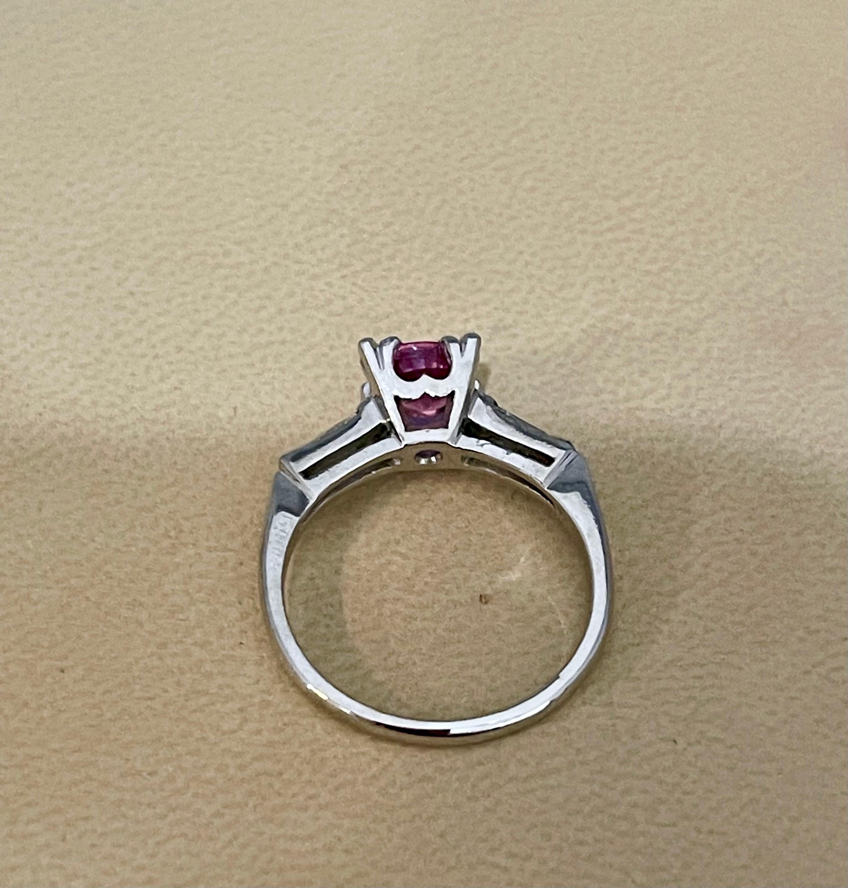 Bague en platine avec saphir rose rond de 1 carat et 2 diamants baguettes, succession en vente 12