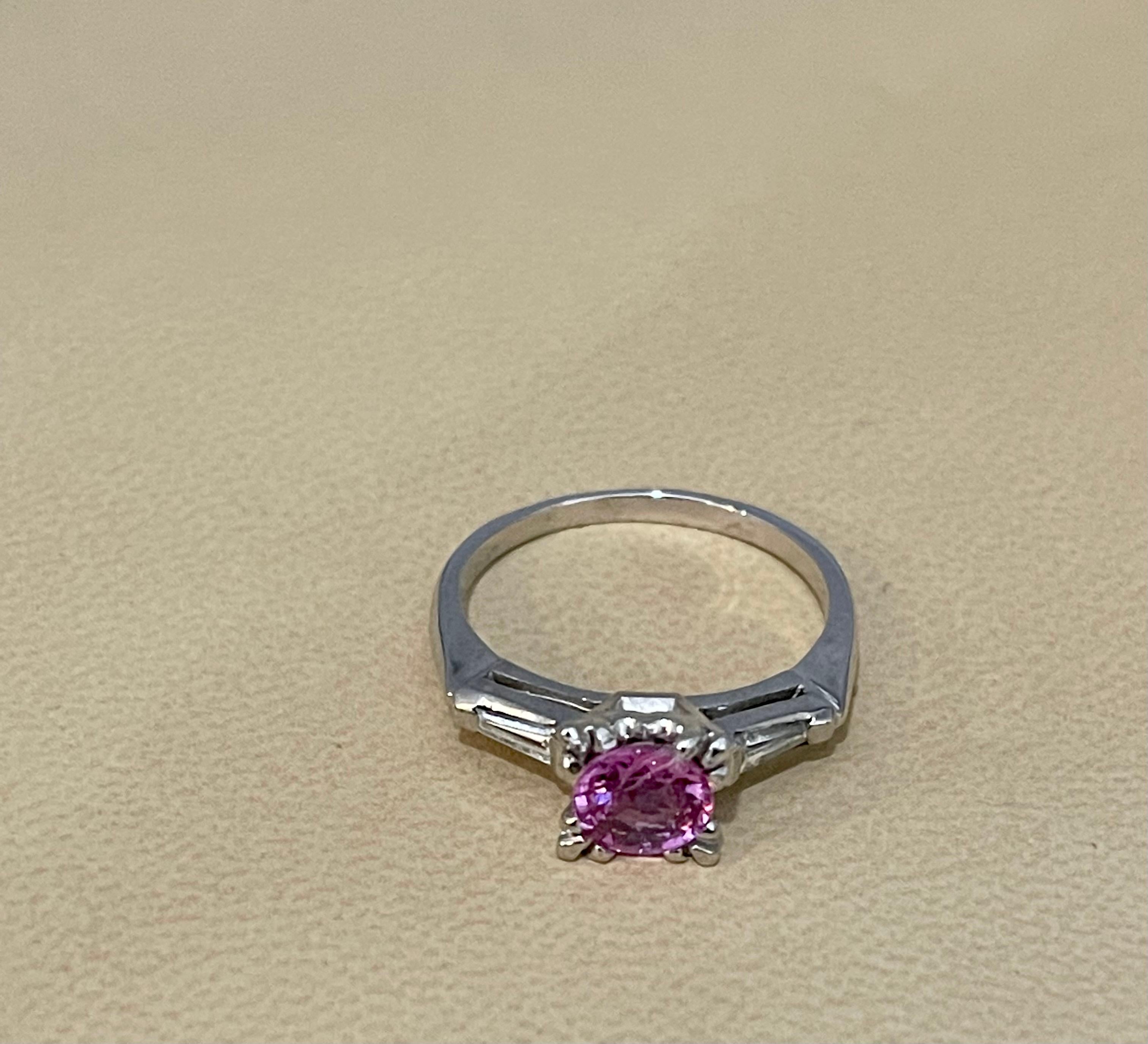 Bague en platine avec saphir rose rond de 1 carat et 2 diamants baguettes, succession en vente 13