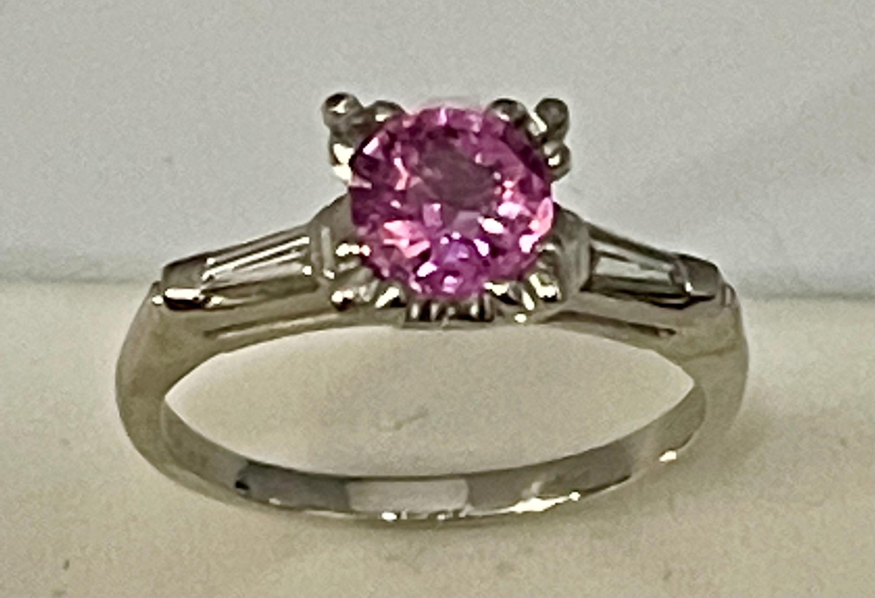 Bague en platine avec saphir rose rond de 1 carat et 2 diamants baguettes, succession en vente 2