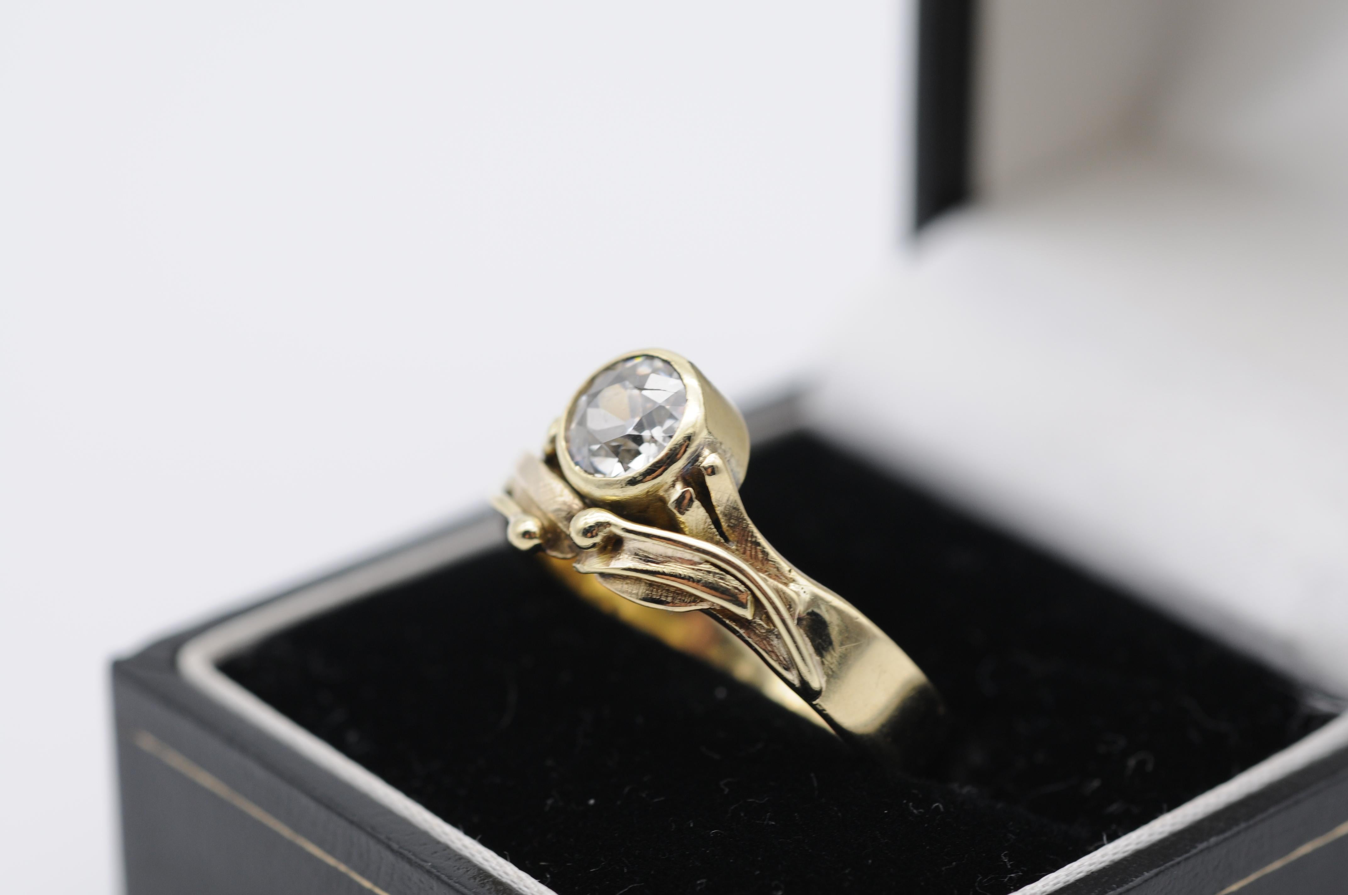 Diamant 1 Ct. Bague solitaire brillante Art nouveau en or jaune 14 carats Bon état - En vente à Berlin, BE