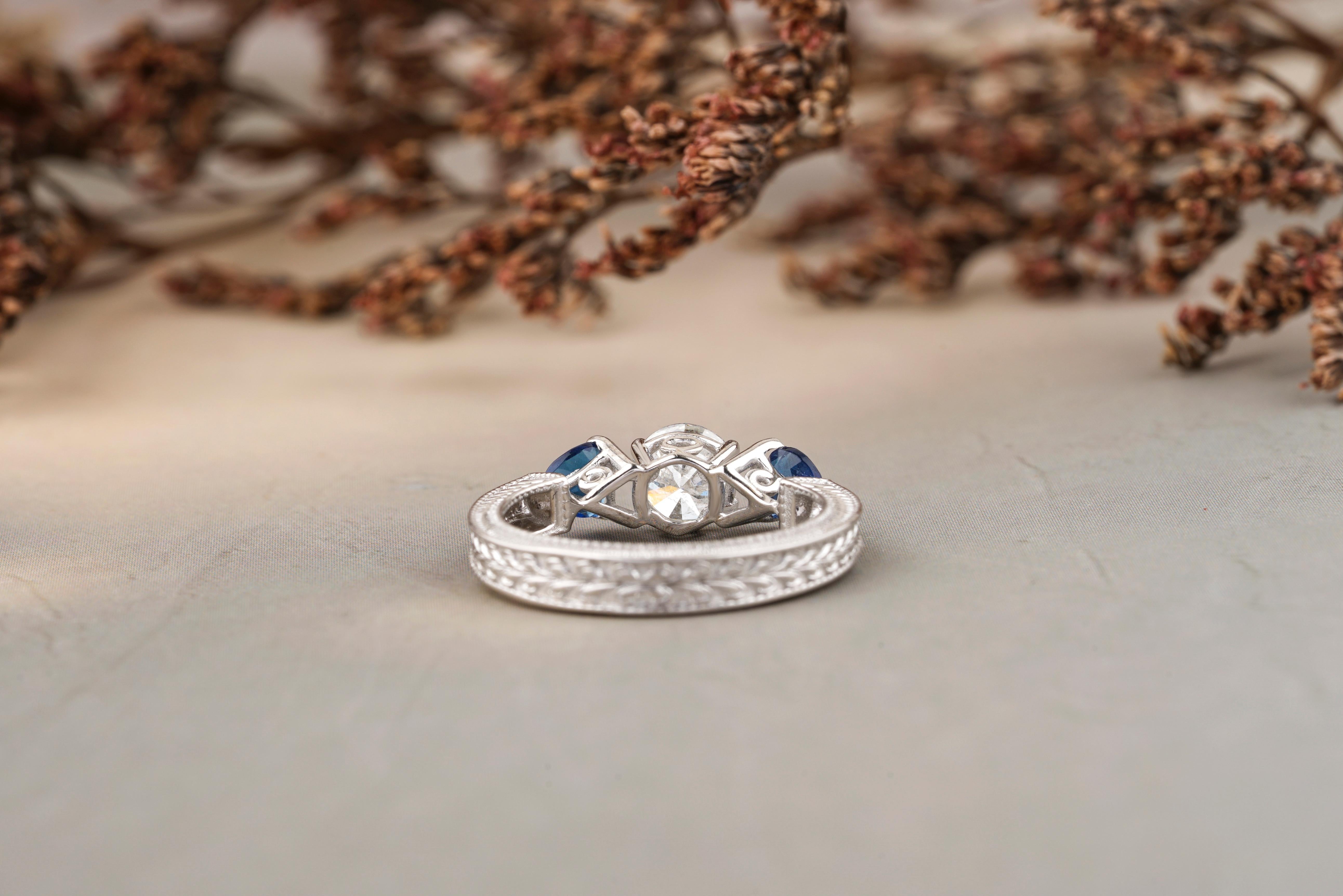 En vente :  Bague solitaire en or massif 18 carats avec diamants de 1 carat et saphirs bleus 4