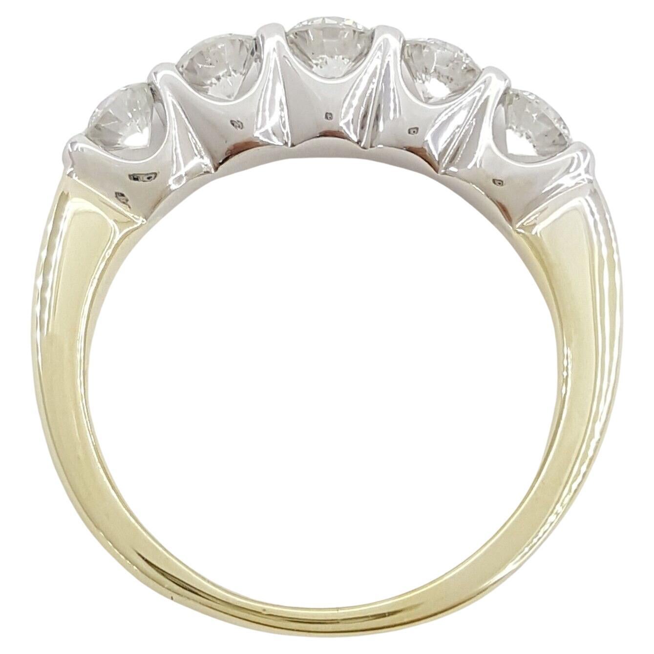 Peso totale di 1 ct Cinque Pietre Taglio Rotondo Diamante 14k Bianco e Giallo Fascia / Anello per Anniversario.
L'anello pesa 5,5 grammi, misura 7, larghezza 4 mm, altezza 5,1 mm, 5 diamanti Nature Round Brilliante Cut per un peso totale di circa 1