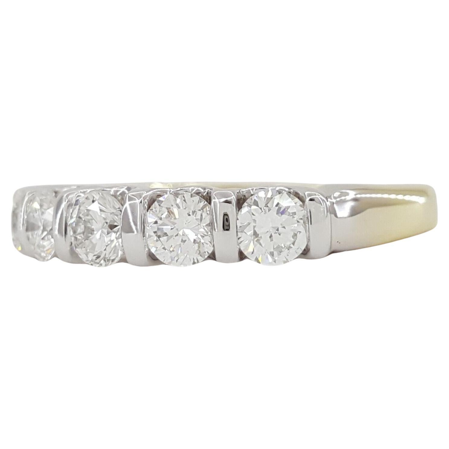 Contemporaneo Anello in oro bianco e giallo 14k con cinque pietre di diamante taglio rotondo da 1 ct di peso totale in vendita