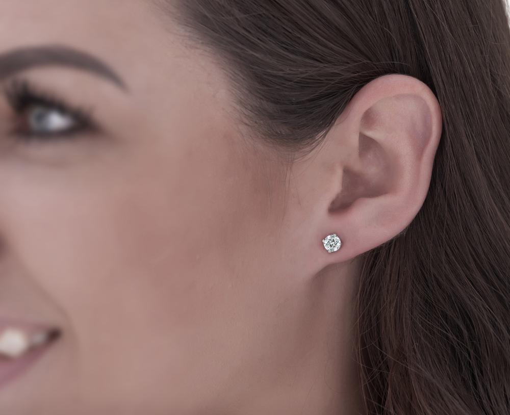 Zwei runde Diamanten mit Brillantschliff aus Erdminen sind in massiven Ohrringfassungen aus 14k Weißgold hochglanzpoliert eingefasst.  Die Ohrringe werden mit Schraubverschlüssen befestigt.  Sie sind perfekt und bequem für das tägliche Tragen.  