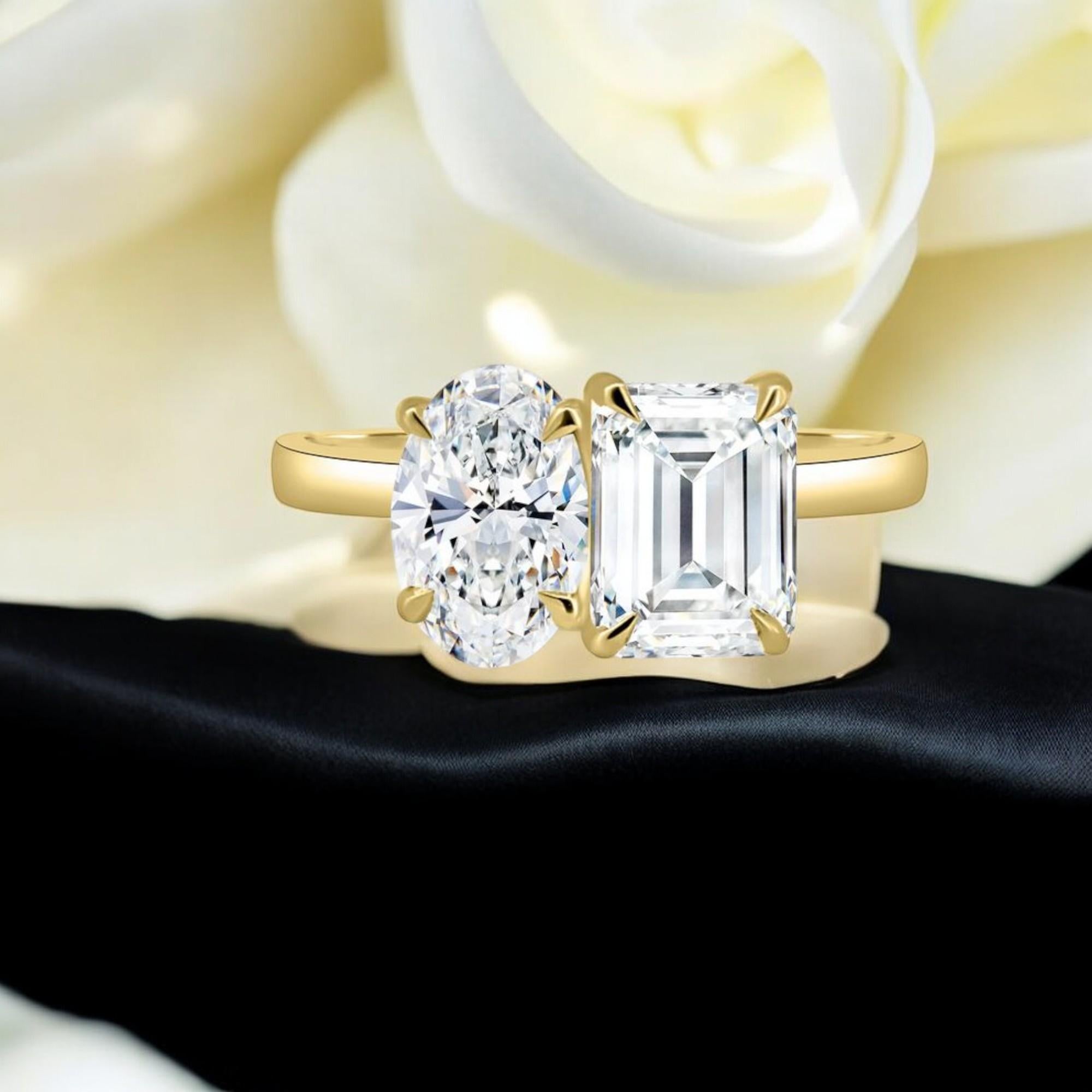Dieser atemberaubende Verlobungsring besticht durch eine Kombination aus ovalen Diamanten und Diamanten im Smaragdschliff in einer klassischen Solitärfassung mit einem Gesamtkaratgewicht von 1 ct (0,50 ct pro Stein). Dieser Ring aus 18 Karat