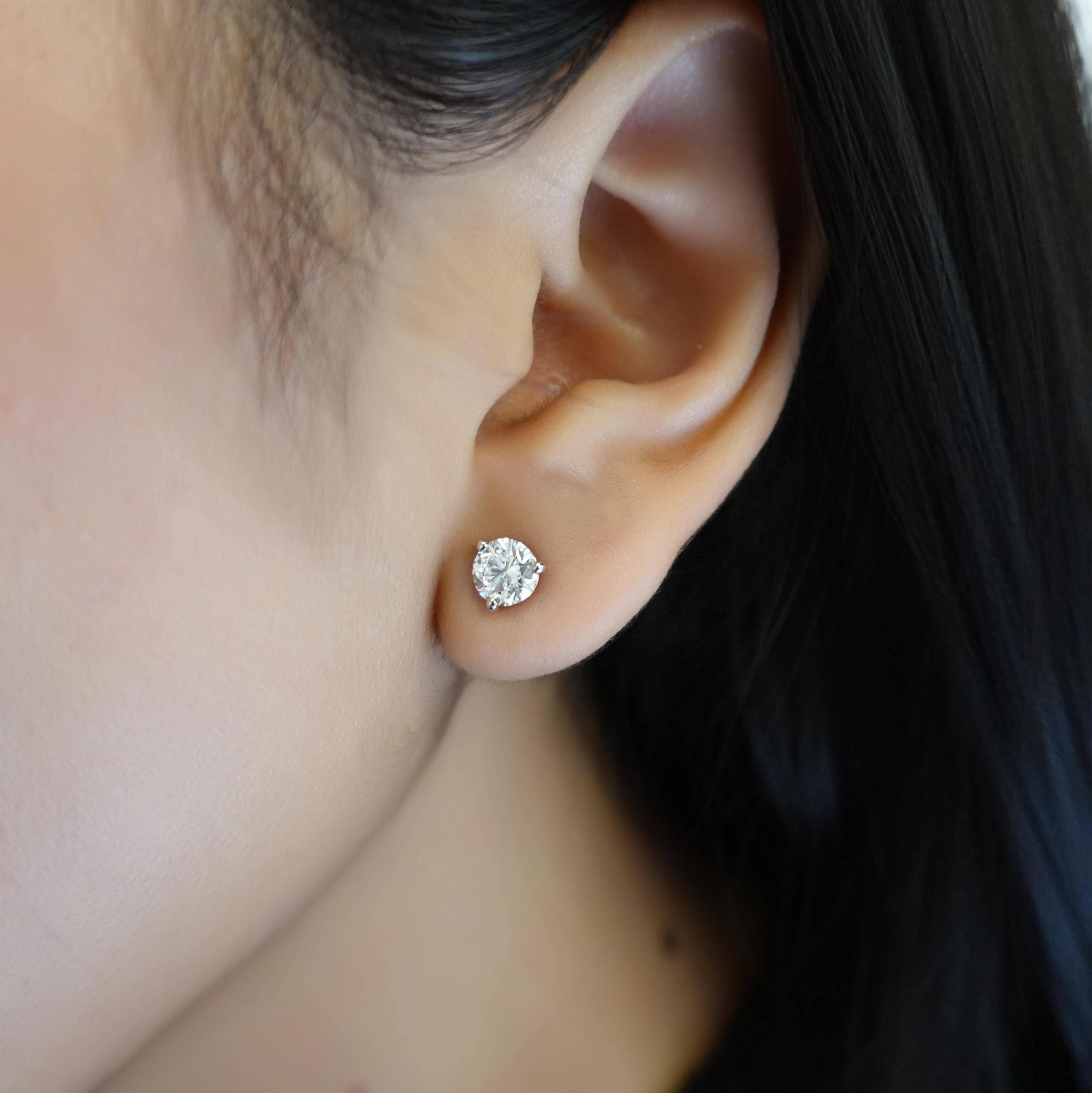 CARATTERISTICHE
- Oro Kt: 14K
- Tipo di diamante: Diamante naturale
- Totale CTW: 1 ctw
- Numero totale di pietre: 2 pz.
- Taglio del diamante centrale: Taglio rotondo
- Chiarezza del diamante: SI1
- Colore del diamante: FG+
- Tipo di incastonatura: