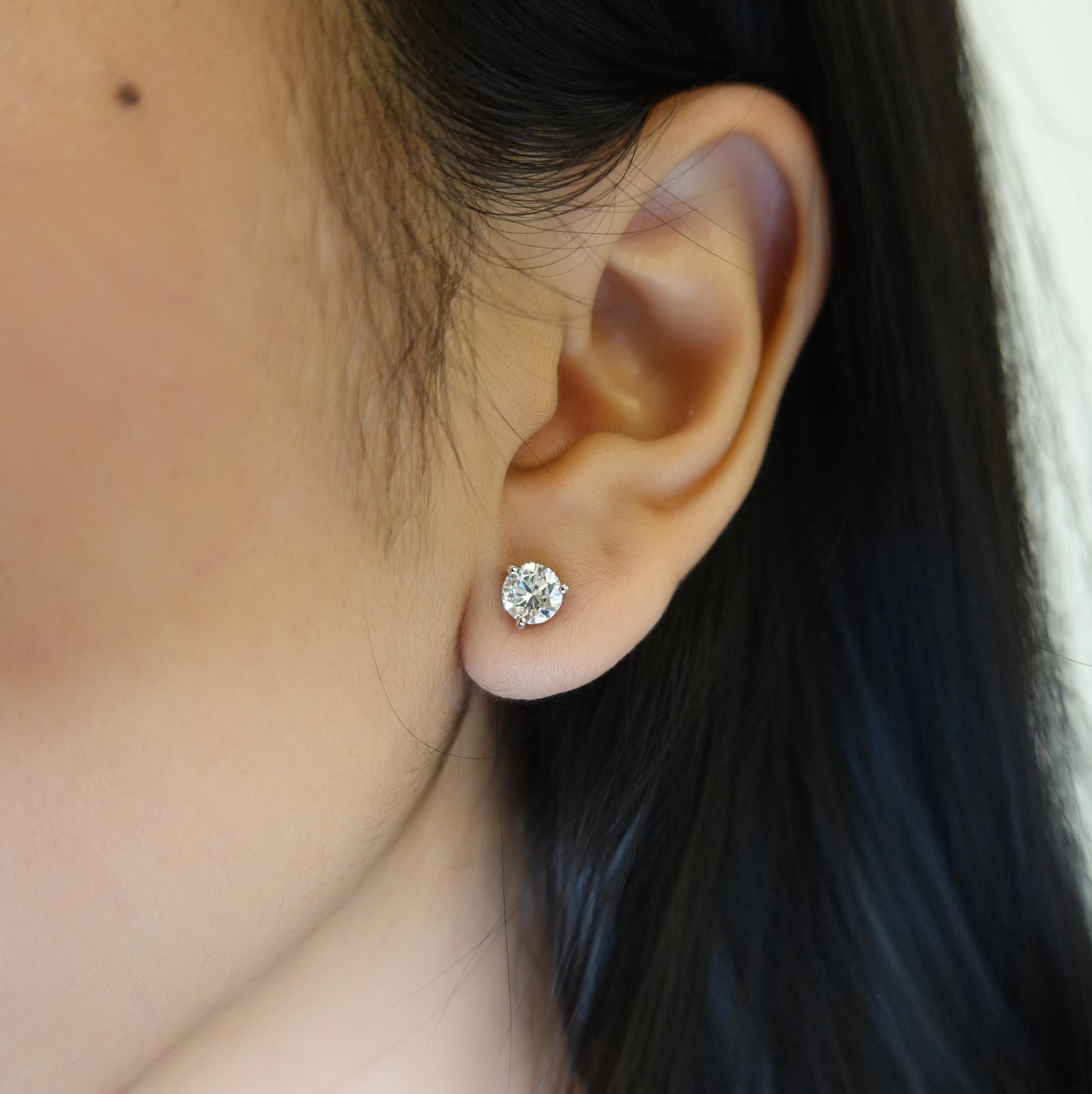 Orecchini con diamante rotondo da 1 carato in oro 14K Push Back Comfort Secure Fit in vendita 3