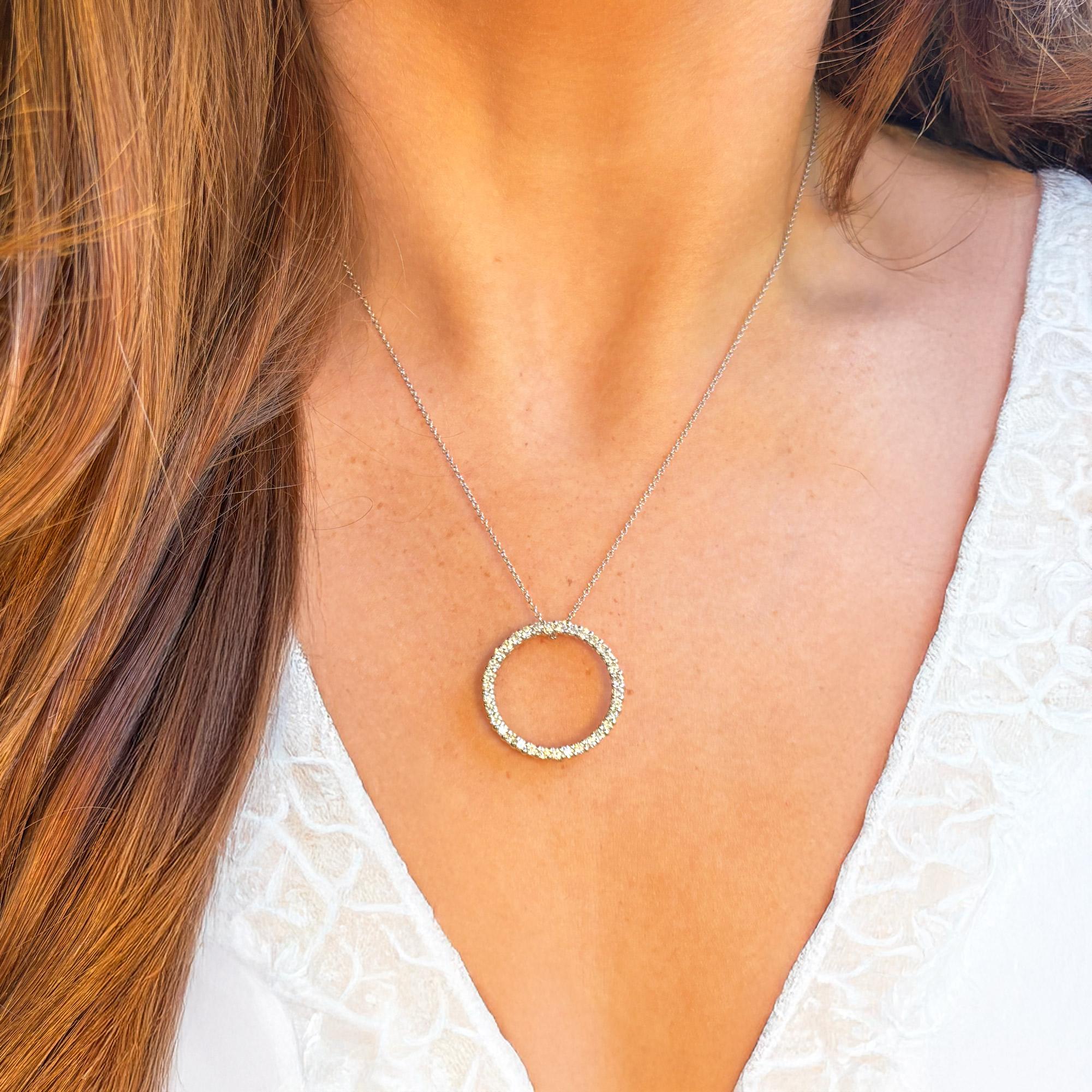 Cet élégant collier de 16 pouces présente un étincelant pendentif en forme de cercle ouvert, magnifiquement réalisé en or blanc massif 14K et serti de brillants ronds étincelants. Symbole intemporel d'éternité et de plénitude, le design en cercle de