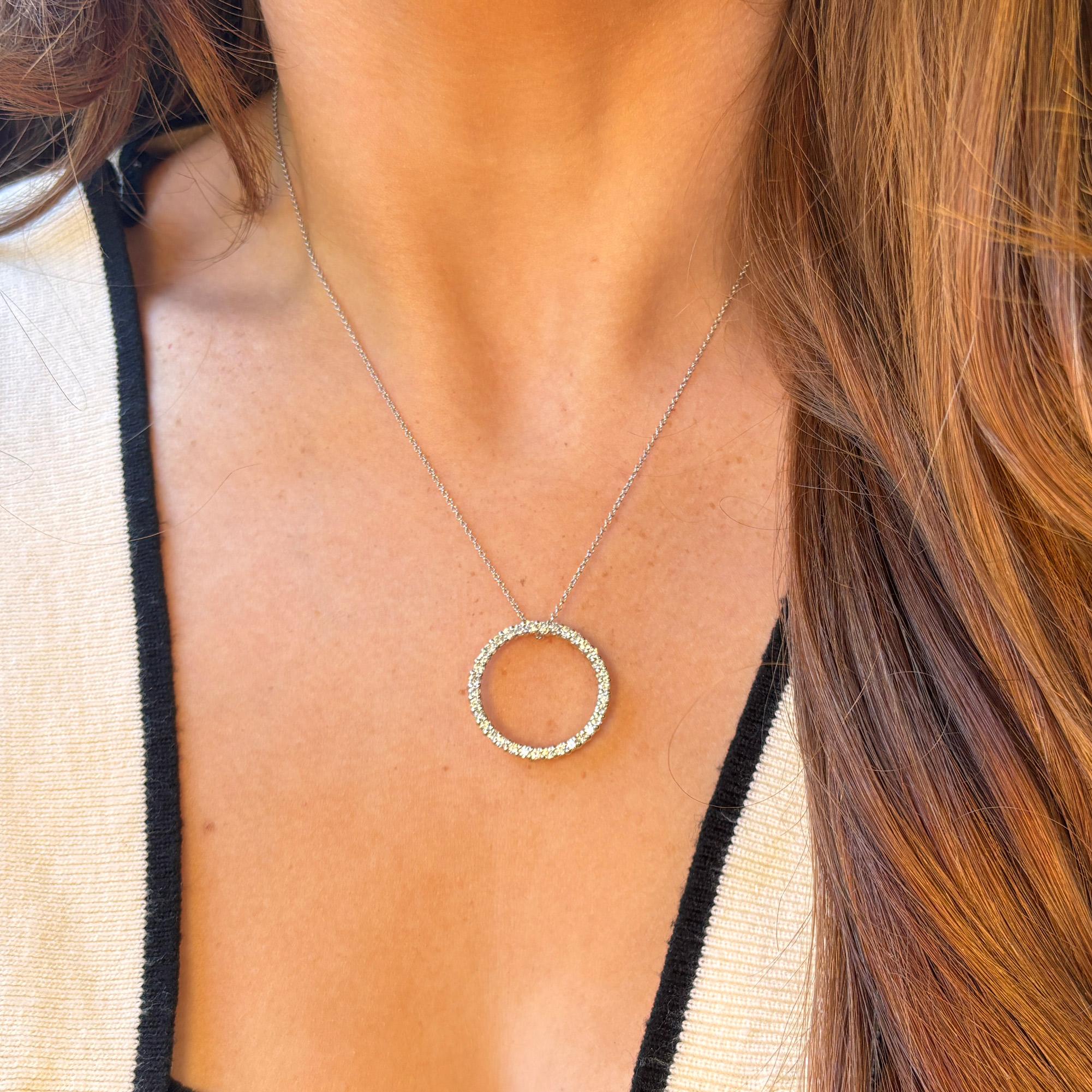 Contemporain Collier à pendentif circulaire en or blanc 14 carats et diamant blanc 1 CTW en vente