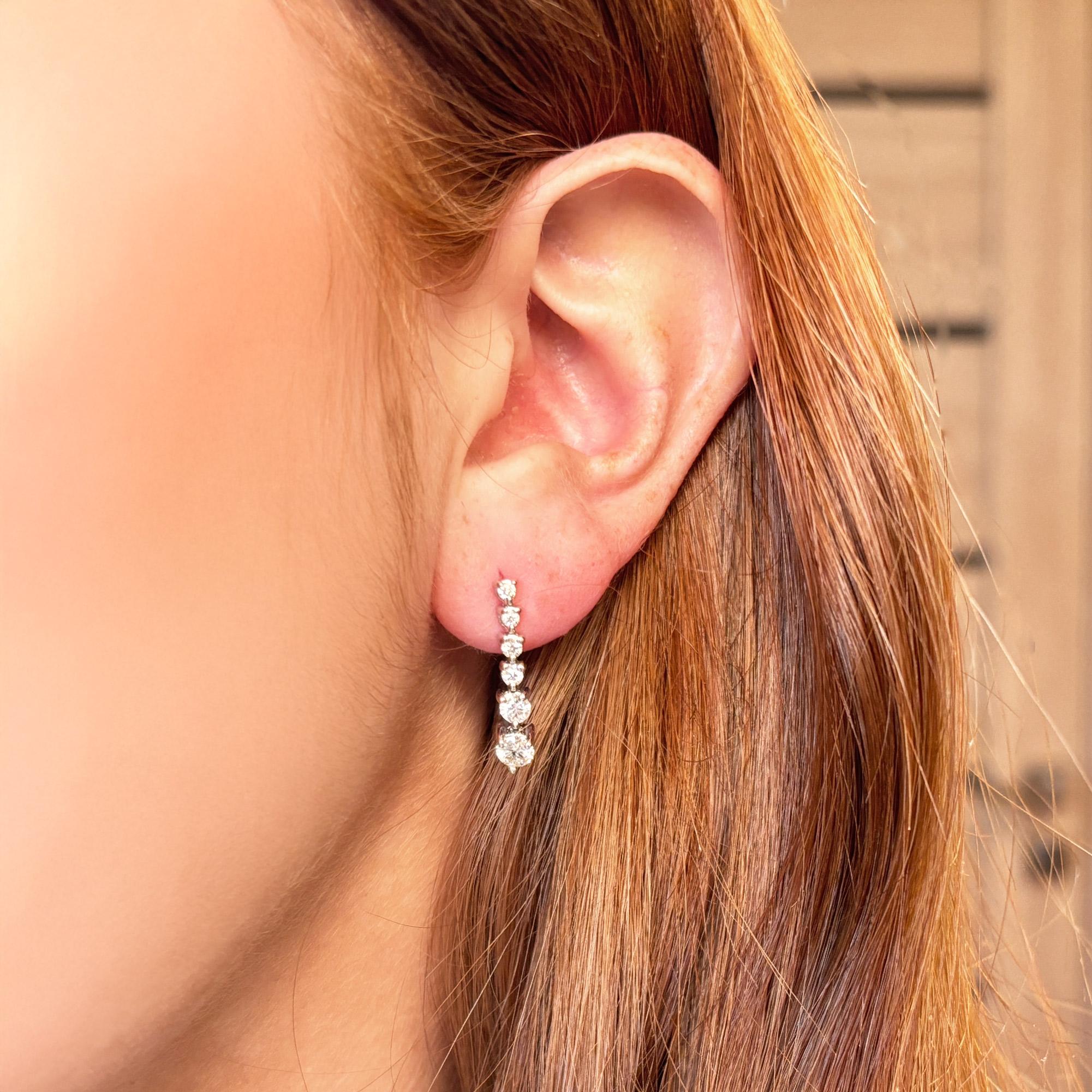 Contemporain Boucles d'oreilles pendantes graduées en or blanc 14K et diamant blanc 1 CTW en vente