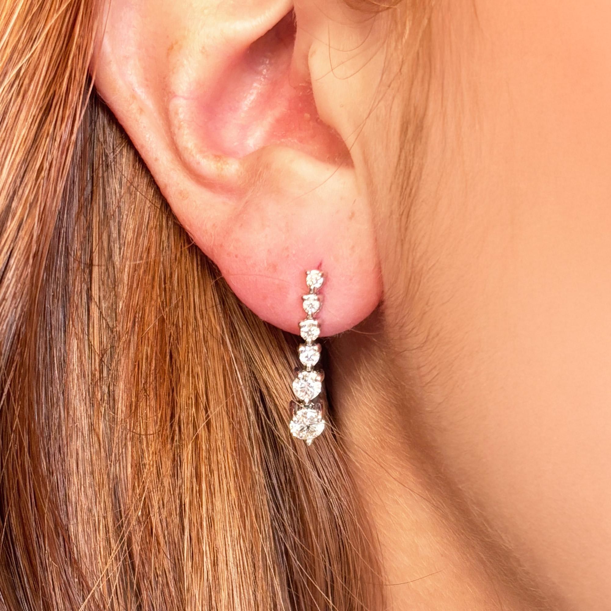 Taille brillant Boucles d'oreilles pendantes graduées en or blanc 14K et diamant blanc 1 CTW en vente