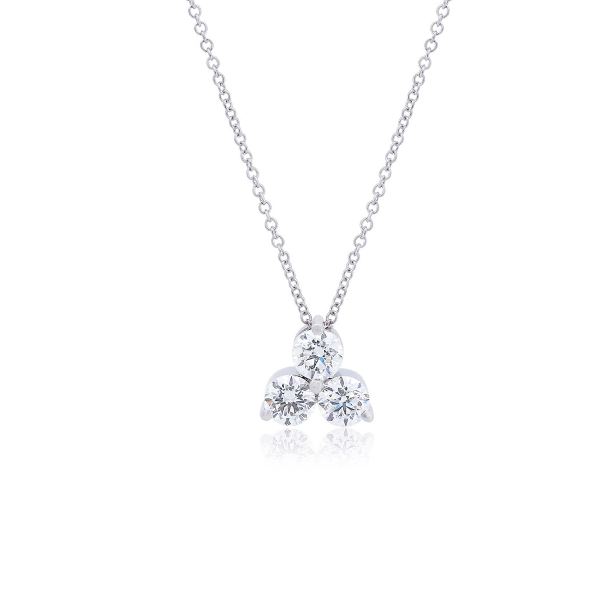 Elegante y atemporal, este collar de oro blanco de 14 quilates incluye una delicada cadena de 25 cm combinada con un impresionante colgante de racimo de diamantes. El colgante está elaborado con diamantes redondos brillantes dispuestos en un diseño