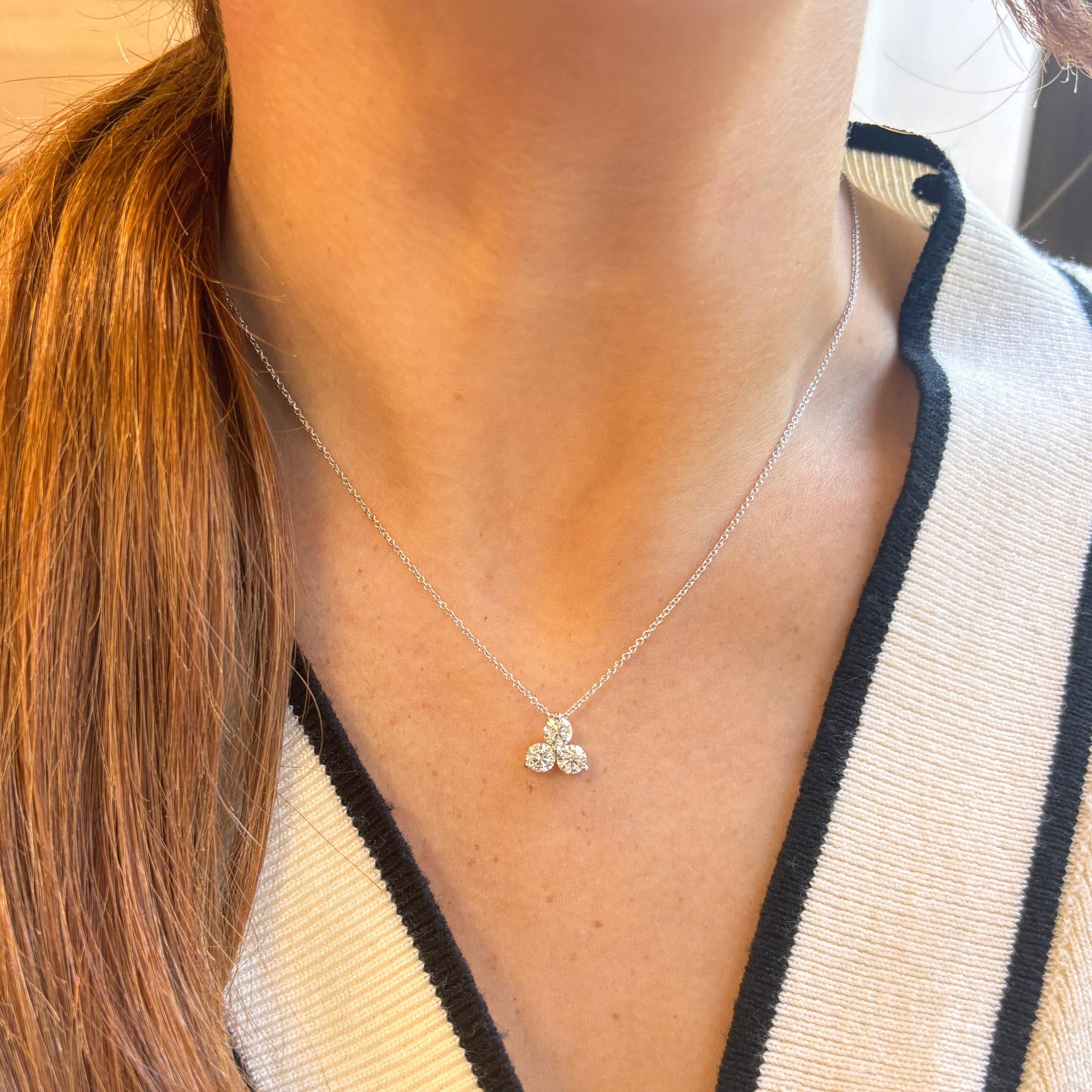 Collar Colgante Racimo de Tres Piedras con Diamantes Blancos de 1 CTW en Oro Blanco de 14k Contemporáneo en venta