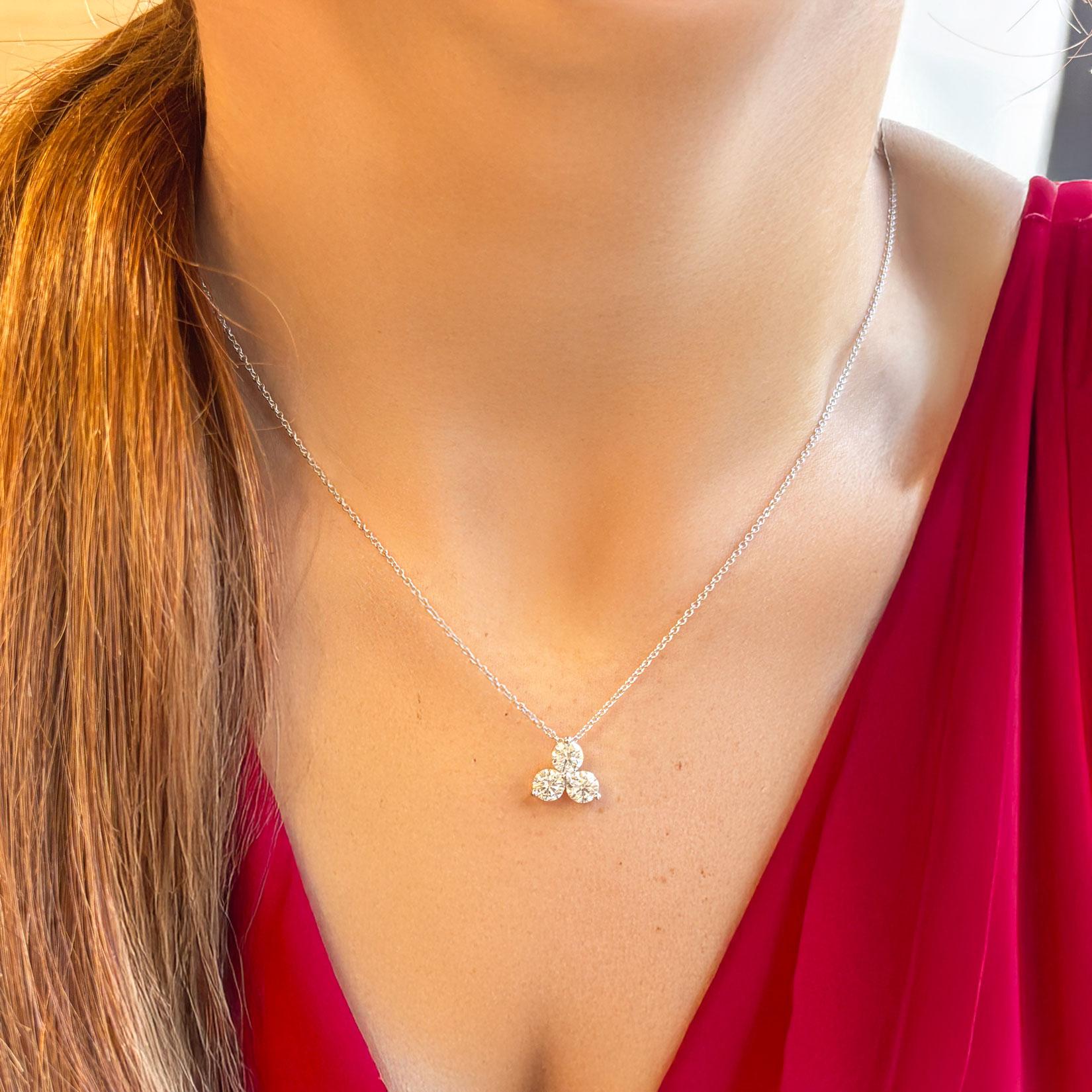 Collar Colgante Racimo de Tres Piedras con Diamantes Blancos de 1 CTW en Oro Blanco de 14k Corte redondo en venta