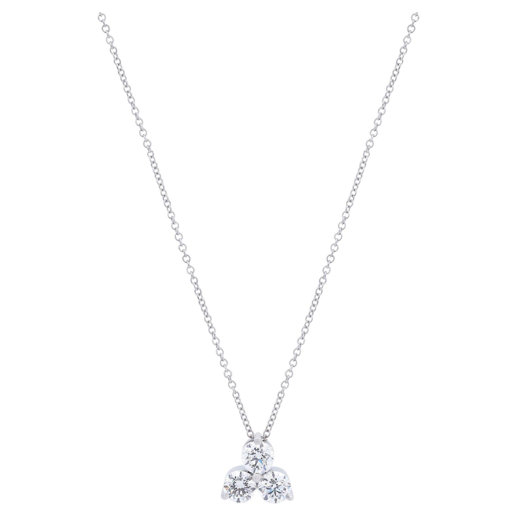 Collar Colgante Racimo de Tres Piedras con Diamantes Blancos de 1 CTW en Oro Blanco de 14k en venta