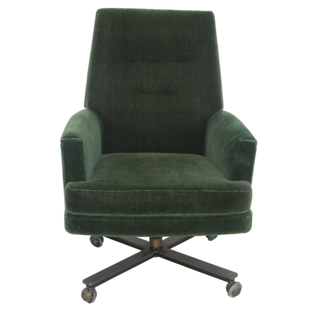 1 vintage Cumberland Pace Collection management chair 

 1960s 

Vintage bronze based management chair. Fabric is a forest green mohair. Bases can swivel, tilt and recline.


Measures: Width 26