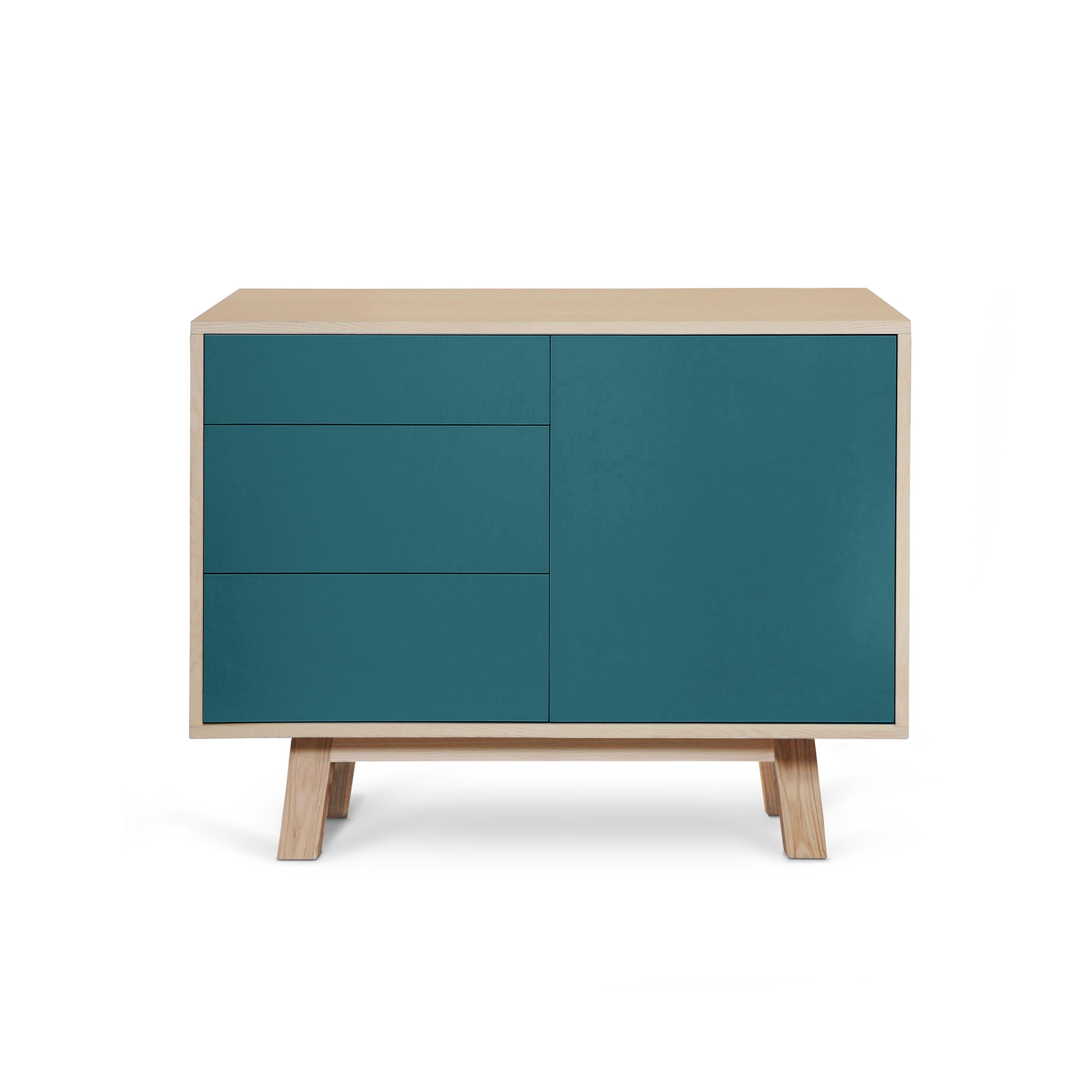 Este aparador de 1 puerta y 3 cajones ha sido diseñado por Eric Gizard - París.

Está fabricada al 100% en Francia con madera maciza de fresno, chapa de madera y puertas lacadas en paneles de MDF. 

Cada puerta y cada cajón se abren con una